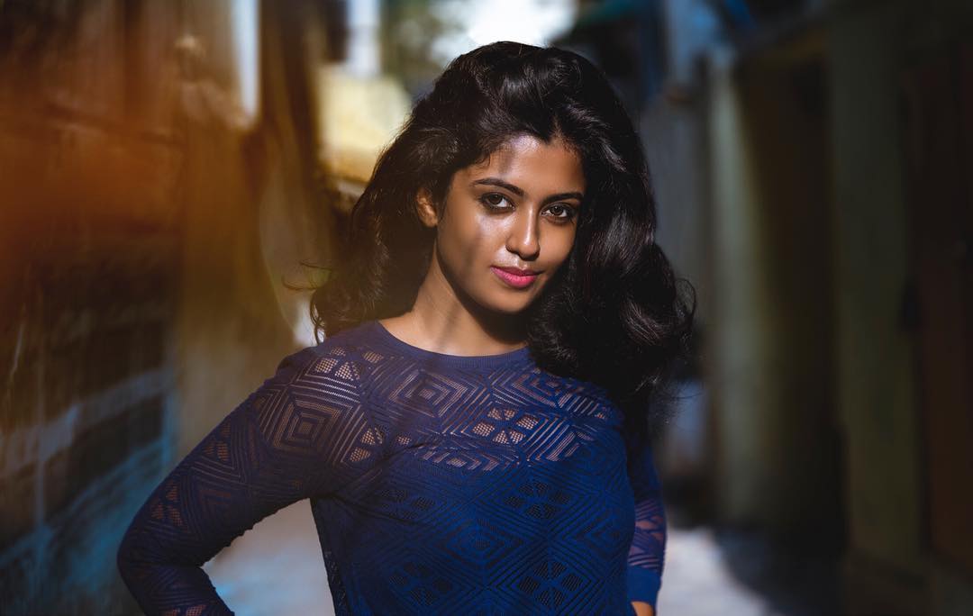 விஜய் தொலைக்காட்சியில் ஒளிபரப்பாகும் பாரதி கண்ணம்மா தொடரின் நாயகியாக நடிப்பவர் ரோஷினி ஹரிப்ரியன். திரையில் உள்ள கெட்டப்புக்கும், சமூக வலைதளங்களில் வெளியாகும் அவரது புகைப்படத்துக்கும் ஏகப்பட்ட வித்தியாசங்கள் ரசிகர்களை ஆச்சரியப்பட வைக்கின்றன. விஜய் தொலைக்காட்சியில் ஒளிபரப்பாகும் பாரதி கண்ணம்மா தொடரின் நாயகியாக நடிப்பவர் ரோஷினி ஹரிப்ரியன். திரையில் உள்ள கெட்டப்புக்கும், சமூக வலைதளங்களில் வெளியாகும் அவரது புகைப்படத்துக்கும் ஏகப்பட்ட வித்தியாசங்கள் ரசிகர்களை ஆச்சரியப்பட வைக்கின்றன.