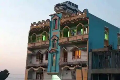 ஸ்கார்பியோ காரின் வடிவத்தில் வீட்டின் மாடியில் க்ரியேட்டிவ் தண்ணீர் தொட்டி வடிவமைத்த நபர்.. ஸ்கார்பியோ காரின் வடிவத்தில் வீட்டின் மாடியில் க்ரியேட்டிவ் தண்ணீர் தொட்டி வடிவமைத்த நபர்..