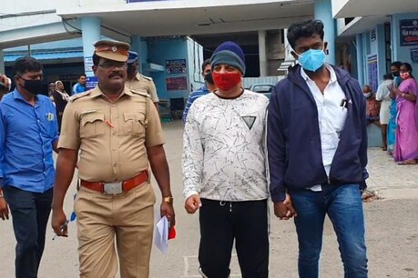 ஓசூரில் 15 கோடி ரூபாய் மதிப்பிலான செல்போன்களைக் கொள்ளையடித்த வழக்கு... மத்தியப் பிரதேசத்தைச் சேர்ந்த முக்கியக் குற்றவாளி நீதிமன்றத்தில் ஆஜர்படுத்திய போலீஸ் ஓசூரில் 15 கோடி ரூபாய் மதிப்பிலான செல்போன்களைக் கொள்ளையடித்த வழக்கு... மத்தியப் பிரதேசத்தைச் சேர்ந்த முக்கியக் குற்றவாளி நீதிமன்றத்தில் ஆஜர்படுத்திய போலீஸ்