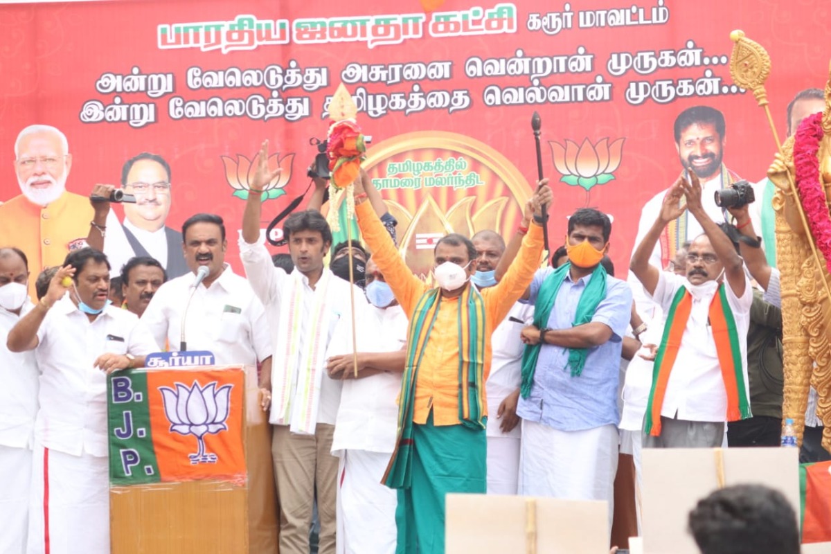 கரூரில் தடையை மீறி வேல் யாத்திரை.. பாஜக தலைவர் முருகன் கைது..