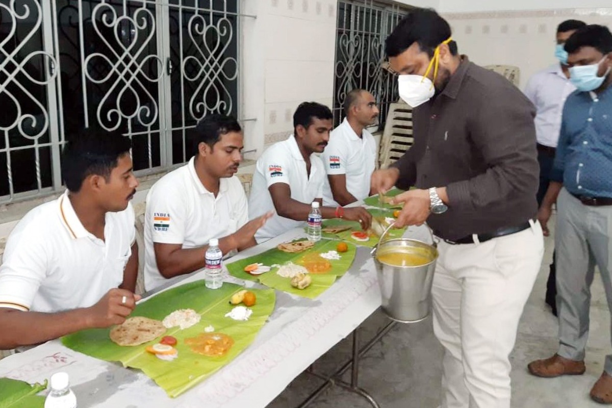 தேசிய பேரிடர் மீட்புக் குழுவினருக்கு விருந்து வைத்த கடலூர் கலெக்டர்