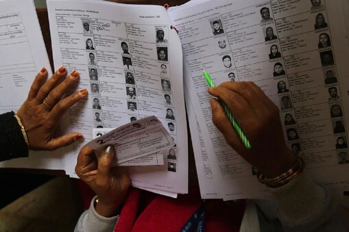 தேர்தல் பணியில் ஈடுபடுத்தப்படும் அரசு ஊழியர்களுக்கு தனி  வாக்குச்சாவடி அமைக்கக்கோரி வழக்கு - தேர்தல் ஆணையம் பதிலளிக்க நீதிமன்றம் உத்தரவு!