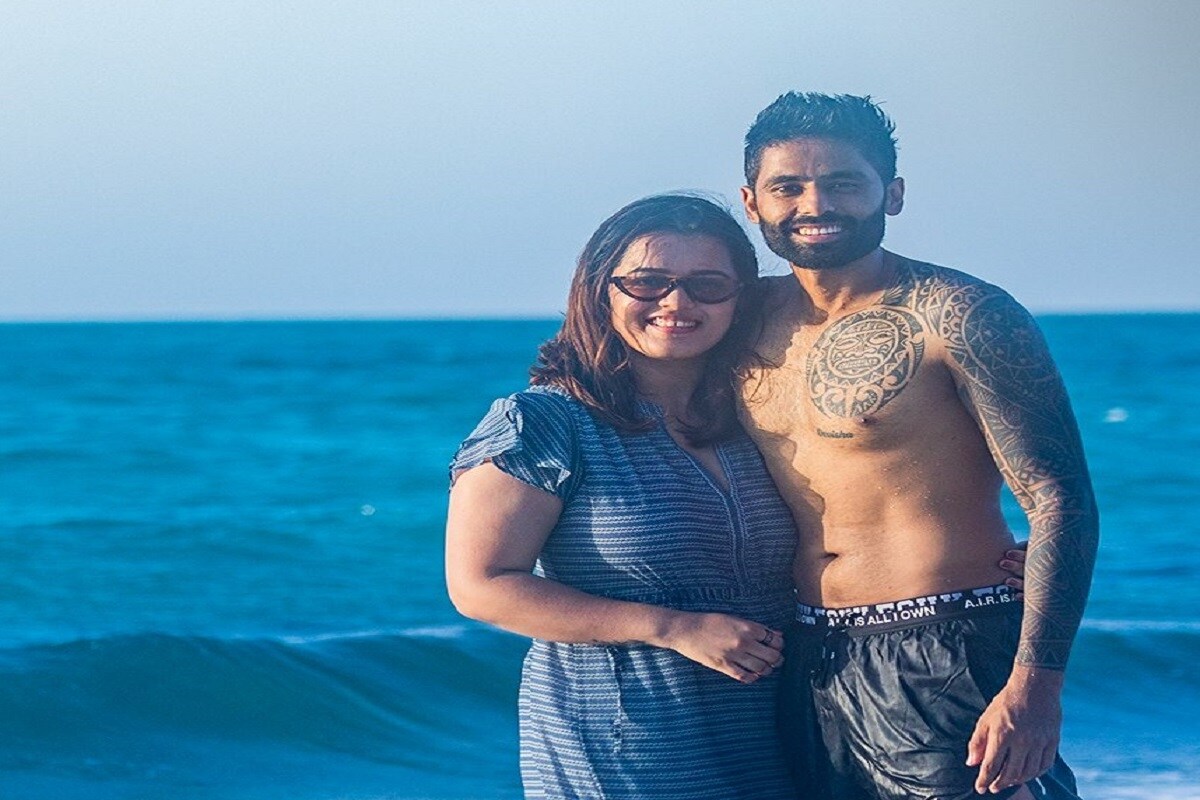  ஐ.பி.எல் 2020 போட்டியில் 13 போட்டிகளில் விளையாடி உள்ள சூர்யகுமார் யாதவ் 374 ரன்கள் எடுத்துள்ளார். இளம்வயதான சூர்யகுமார் யாதவ் திருமணமானவர் என்பது பலருக்கு தெரியாது.