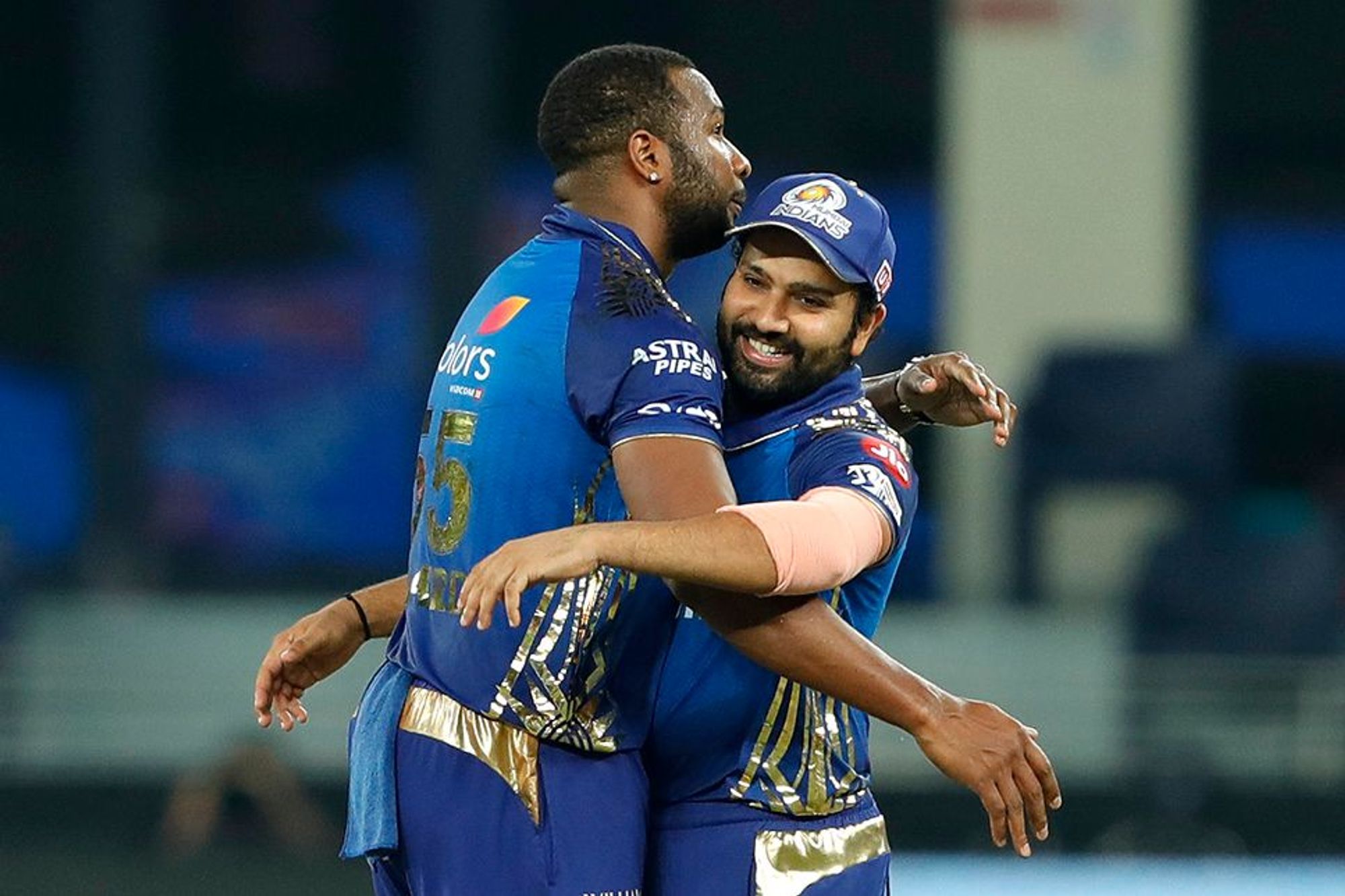  வெற்றி பெற்ற உற்சாகத்தில் பொல்லார்டு - ரோஹித் சர்மா