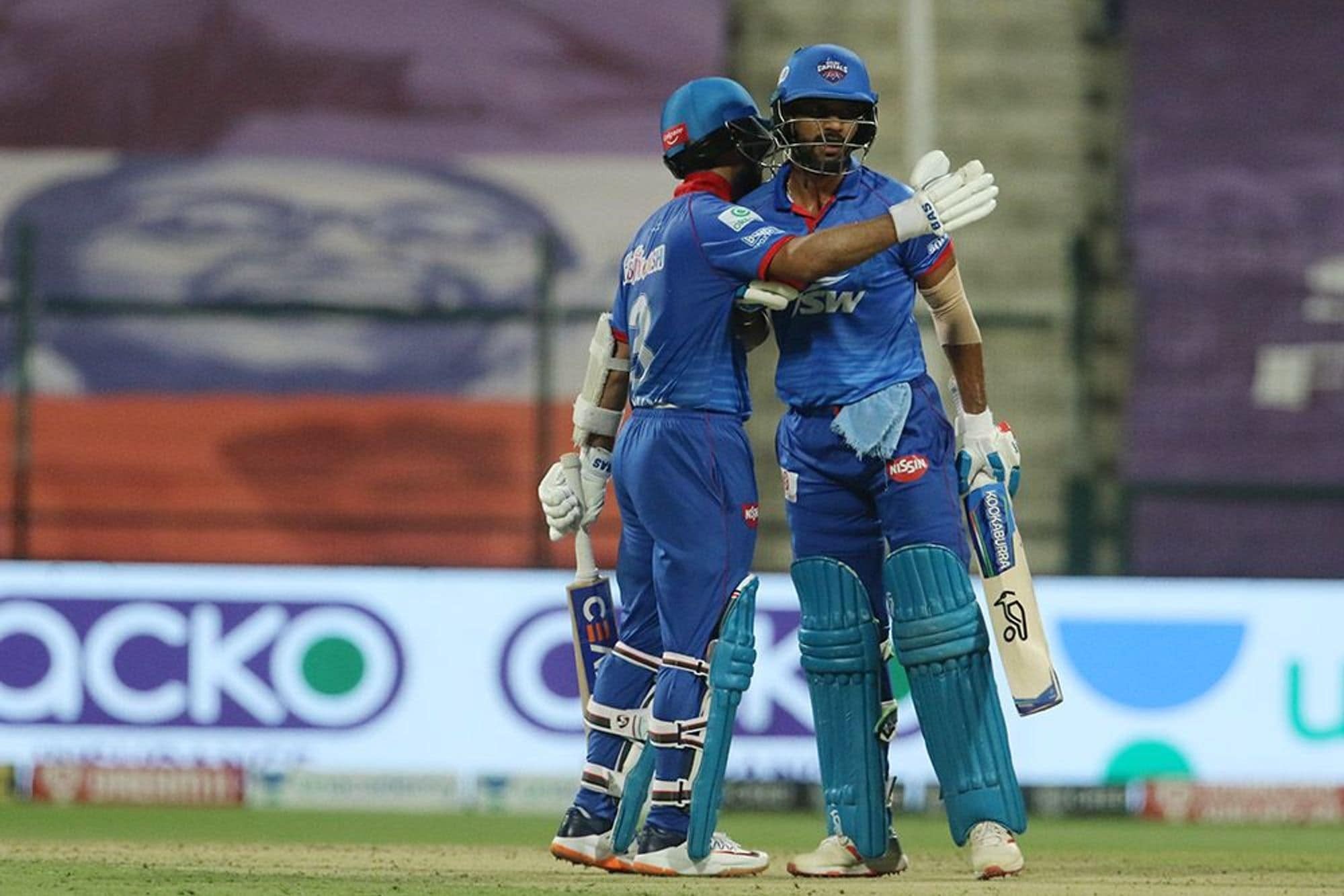  தொடர்ந்து 4 போட்டிகள் தோல்வியடைந்த டெல்லி ஆர்.சி.பி அணியை வீழ்த்தி ப்ளே ஆஃப் வாய்ப்பை உறுதி செய்து கொண்டது.