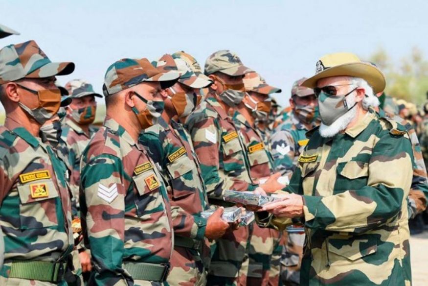  இந்த முறை தீபாவளிப் பண்டிகைக்கு ராஜஸ்தான் மாநிலம் ஜெய்சல்மாரிலுள்ள லாங்கேவாலா பகுதிக்கு மோடி சென்றார். அங்கு ராணுவப் பணியில் ஈடுபட்டிருக்கும் வீரர்களுக்கு இனிப்புகளை வழங்கி தீபாவளி வாழ்த்துகளைப் பகிர்ந்துகொண்டார்.