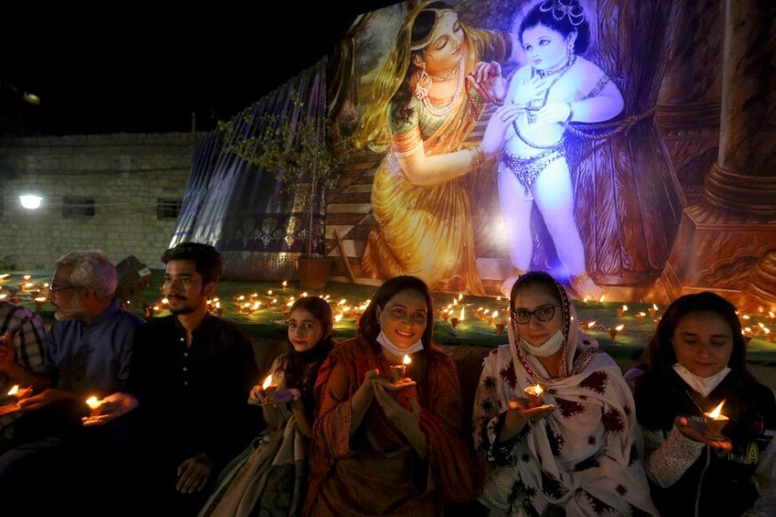 பாகிஸ்தானில் வாழும் இந்து மக்கள் தீபாவளி பண்டிகையை கோயில்களில் விளக்கேற்றியும் பட்டாசு வெடித்தும் உற்சாகமாக கொண்டாடினர். பாகிஸ்தானில் வாழும் இந்து மக்கள் தீபாவளி பண்டிகையை கோயில்களில் விளக்கேற்றியும் பட்டாசு வெடித்தும் உற்சாகமாக கொண்டாடினர்.