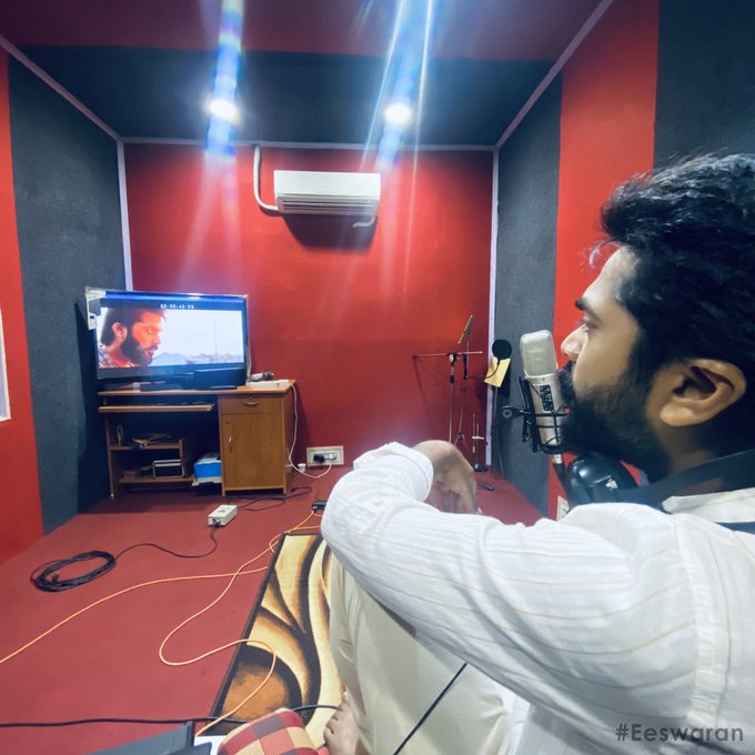 திண்டுக்கல்லைச் சுற்றியுள்ள பகுதிகளில் கடந்த மாதம் தொடங்கிய ‘ஈஸ்வரன்’ படப்பிடிப்பு 40 நாட்களில் முடிவடைந்தது. இதையடுத்து போஸ்ட் புரொடக்ஷன் பணிகளில் படக்குழு கவனம் செலுத்தி வந்த நிலையில் நடிகர் சிம்பு ‘ஈஸ்வரன்’ படத்தின் டப்பிங்கை முடித்திருப்பதாக தெரிவித்துள்ளார். திண்டுக்கல்லைச் சுற்றியுள்ள பகுதிகளில் கடந்த மாதம் தொடங்கிய ‘ஈஸ்வரன்’ படப்பிடிப்பு 40 நாட்களில் முடிவடைந்தது. இதையடுத்து போஸ்ட் புரொடக்ஷன் பணிகளில் படக்குழு கவனம் செலுத்தி வந்த நிலையில் நடிகர் சிம்பு ‘ஈஸ்வரன்’ படத்தின் டப்பிங்கை முடித்திருப்பதாக தெரிவித்துள்ளார்.