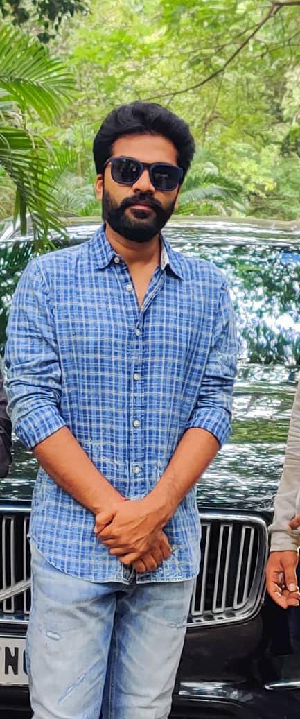 அதிரடியாக உடலைக் குறைத்து, 40 நாட்களில் ‘ஈஸ்வரன்’ படத்தை முடித்துக் கொடுத்த சிம்புவின் அர்ப்பணிப்பை பார்த்து வாய் மேல் விரல் வைத்திருக்கிறார்கள் அவரது ரசிகர்கள். மேலும் தொடர்ந்து இதேபோல் திரைப்படங்களில் சிம்பு கவனம் செலுத்த வேண்டும் என்று தங்களது எண்ணத்தை ட்விட்டர் வாயிலாக தெரிவித்து வரும் ரசிகர்கள், தீபாவளிக்கு வெளியாக இருக்கும் ‘ஈஸ்வரன்’ டீசரை எதிர்நோக்கி காத்திருக்கிறார்கள். அதிரடியாக உடலைக் குறைத்து, 40 நாட்களில் ‘ஈஸ்வரன்’ படத்தை முடித்துக் கொடுத்த சிம்புவின் அர்ப்பணிப்பை பார்த்து வாய் மேல் விரல் வைத்திருக்கிறார்கள் அவரது ரசிகர்கள். மேலும் தொடர்ந்து இதேபோல் திரைப்படங்களில் சிம்பு கவனம் செலுத்த வேண்டும் என்று தங்களது எண்ணத்தை ட்விட்டர் வாயிலாக தெரிவித்து வரும் ரசிகர்கள், தீபாவளிக்கு வெளியாக இருக்கும் ‘ஈஸ்வரன்’ டீசரை எதிர்நோக்கி காத்திருக்கிறார்கள்.
