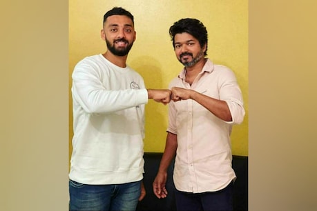 நடிகர் விஜய்யை நேரில் சந்தித்தார் சுழற்பந்து வீச்சாளர் வருண் சக்கரவர்த்தி நடிகர் விஜய்யை நேரில் சந்தித்தார் சுழற்பந்து வீச்சாளர் வருண் சக்கரவர்த்தி