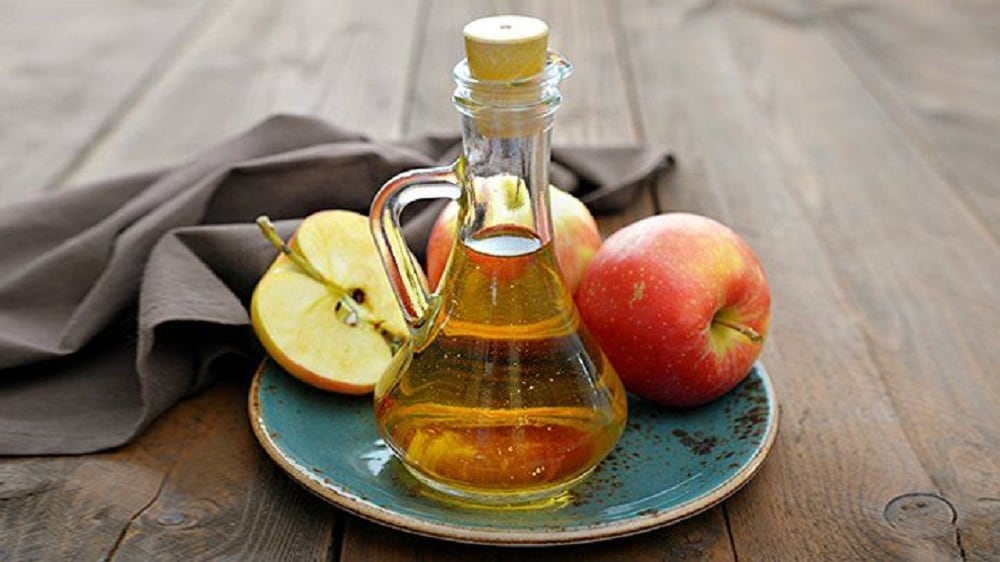 1. ஆப்பிள் சிடர் வினிகர் (Apple Cider Vinegar): ஆப்பிள் சிடர் வினிகர் உடலுக்கு நல்லது, குறிப்பாக பருமனானவர்களுக்கு அற்புதமான நன்மைகளைத் தருகின்றன. இது சிறந்த ப்ளீச்சிங் முகவர்களைக் கொண்டுள்ளது. இது ஸ்கின் டான்னிங், ஹைப்பர் பிக்மென்டேஷன் போன்ற பிரச்சினைகளிலிருந்து விடுபட சருமத்திற்கு உதவக்கூடும். இருப்பினும், இந்த வினிகரை மிகவும் எச்சரிக்கையுடன் பயன்படுத்த வேண்டும். உங்களது சருமம் சென்சிட்டிவ் ஸ்கின்னாக இருந்தால், அதைப் பயன்படுத்த வேண்டாம். அதுவே சாதாரண அல்லது வறண்ட சருமம் உள்ளவர்கள் தோல் பாதிப்பைத் தவிர்க்க, அதன் செறிவூட்டப்பட்ட வடிவத்தில் இந்த வினிகரை பயன்படுத்தக்கூடாது. 1. ஆப்பிள் சிடர் வினிகர் (Apple Cider Vinegar): ஆப்பிள் சிடர் வினிகர் உடலுக்கு நல்லது, குறிப்பாக பருமனானவர்களுக்கு அற்புதமான நன்மைகளைத் தருகின்றன. இது சிறந்த ப்ளீச்சிங் முகவர்களைக் கொண்டுள்ளது. இது ஸ்கின் டான்னிங், ஹைப்பர் பிக்மென்டேஷன் போன்ற பிரச்சினைகளிலிருந்து விடுபட சருமத்திற்கு உதவக்கூடும். இருப்பினும், இந்த வினிகரை மிகவும் எச்சரிக்கையுடன் பயன்படுத்த வேண்டும். உங்களது சருமம் சென்சிட்டிவ் ஸ்கின்னாக இருந்தால், அதைப் பயன்படுத்த வேண்டாம். அதுவே சாதாரண அல்லது வறண்ட சருமம் உள்ளவர்கள் தோல் பாதிப்பைத் தவிர்க்க, அதன் செறிவூட்டப்பட்ட வடிவத்தில் இந்த வினிகரை பயன்படுத்தக்கூடாது.