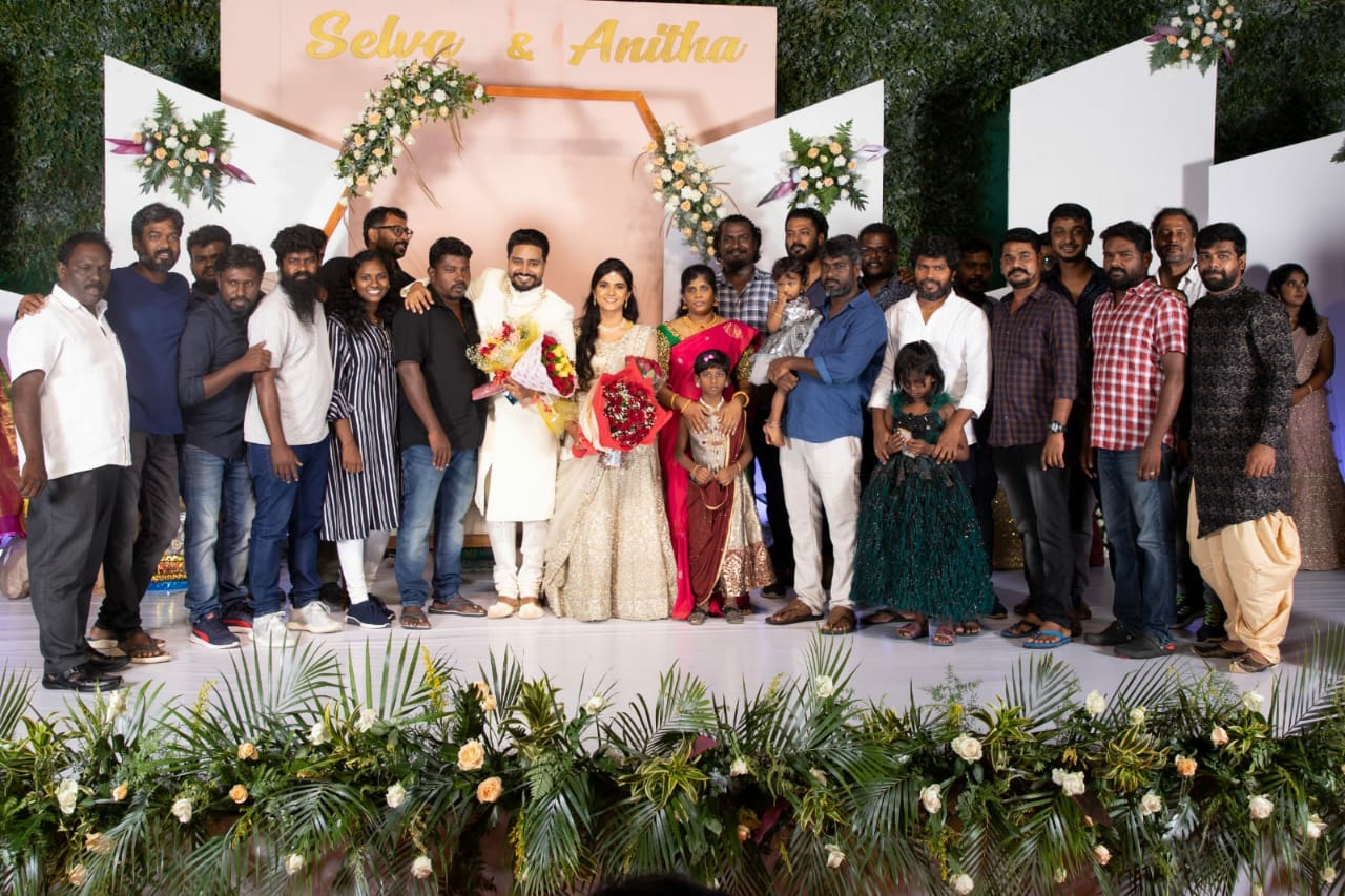 பல்வேறு முயற்சிகளுக்குப்பிறகு இன்று தமிழ் சினிமாவில் முன்னணி படத்தொகுப்பாளராக செல்வா ஒரு இடத்தை எட்டிய பிறகு திருமணம் குறித்து இரு வீட்டாரிடமும் சம்மதம் பெற்று தற்போது டிட்டர் செல்வா - அனிதாவை கரம்பிடித்துள்ளார். பல்வேறு முயற்சிகளுக்குப்பிறகு இன்று தமிழ் சினிமாவில் முன்னணி படத்தொகுப்பாளராக செல்வா ஒரு இடத்தை எட்டிய பிறகு திருமணம் குறித்து இரு வீட்டாரிடமும் சம்மதம் பெற்று தற்போது டிட்டர் செல்வா - அனிதாவை கரம்பிடித்துள்ளார்.
