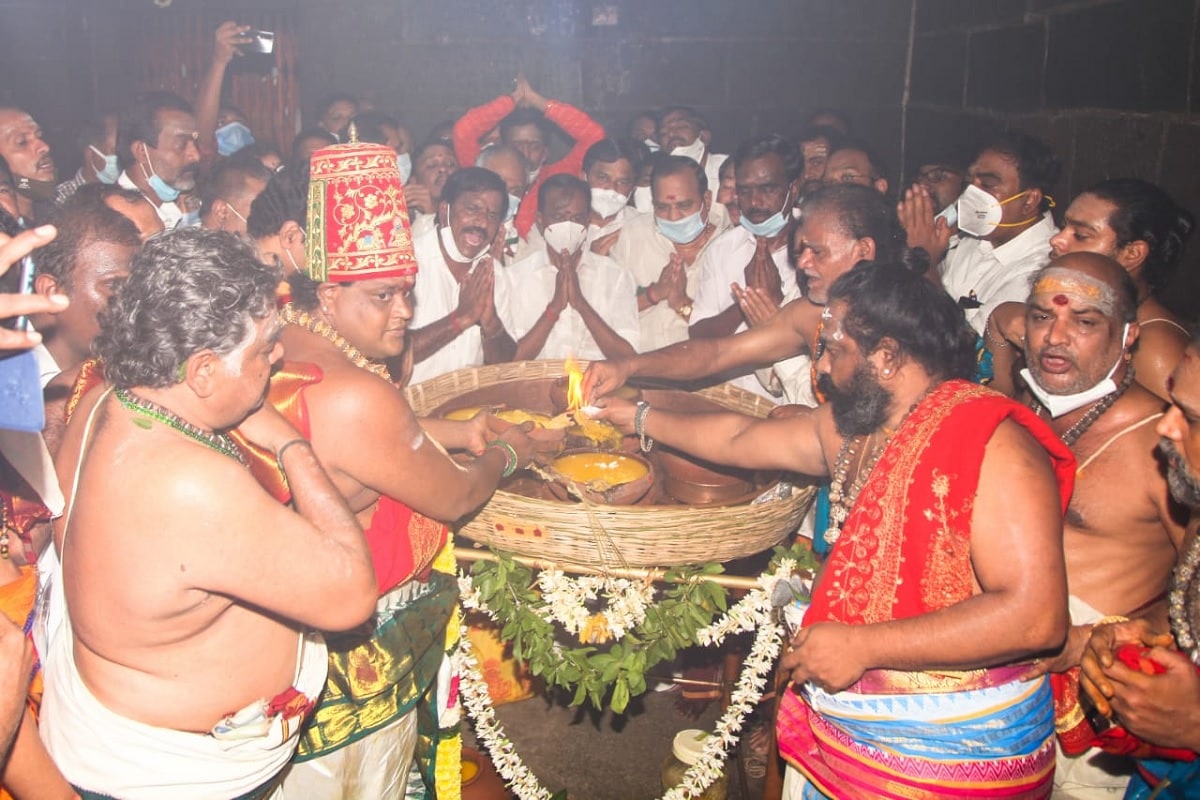 இதனைத்தொடர்ந்து சிவாச்சாரியார்கள் மூலமாக உண்ணாமலை அம்மன் சன்னதி உள்ளிட்ட கோவிலில் உள்ள பல்வேறு சன்னதிகளிலும் பரணி தீபம் ஏற்றப்பட்டது. இதனைத்தொடர்ந்து சிவாச்சாரியார்கள் மூலமாக உண்ணாமலை அம்மன் சன்னதி உள்ளிட்ட கோவிலில் உள்ள பல்வேறு சன்னதிகளிலும் பரணி தீபம் ஏற்றப்பட்டது.