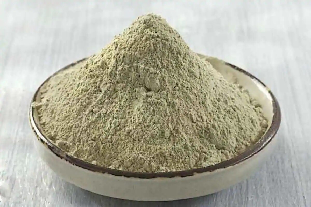 முல்தானி மெட்டி: ஒருவேளை உங்கள் சருமம் மிகவும் சென்சிட்டிவானது. லேசாக தேய்த்தாலே உங்கள் முகம் எரிச்சலாலல் பாதிக்கப்படும் என்று நினைத்தால் நீங்கள் முல்தானி மெட்டி பயன்படுத்தலாம். ஒரு பாத்திரத்தில் 2 டேபிள் ஸ்பூன் முல்தானி மிட்டி எடுத்து கொள்ளவும். அதில் 2 - 3 டேபிள் ஸ்பூன் ரோஸ் வாட்டர் சேர்க்கவும். பேஸ்ட் பதத்திற்கு வரும் வரை இரண்டையும் நன்றாக கலக்கவும். இந்த கலவையை 15-20 நிமிடங்கள் குளிர்சாதன பெட்டியில் வைக்கவும். பின் ஜில்லென்று இருக்கும் இந்த பேஸ்ட் கலவையை முகத்தில் தடவி ஒரு அரை மணி நேரம் ஊறவைத்து பின் கழுவினால் கலர் கறைகள் காணாமல் போயிருக்கும். முல்தானி மெட்டி: ஒருவேளை உங்கள் சருமம் மிகவும் சென்சிட்டிவானது. லேசாக தேய்த்தாலே உங்கள் முகம் எரிச்சலாலல் பாதிக்கப்படும் என்று நினைத்தால் நீங்கள் முல்தானி மெட்டி பயன்படுத்தலாம். ஒரு பாத்திரத்தில் 2 டேபிள் ஸ்பூன் முல்தானி மிட்டி எடுத்து கொள்ளவும். அதில் 2 - 3 டேபிள் ஸ்பூன் ரோஸ் வாட்டர் சேர்க்கவும். பேஸ்ட் பதத்திற்கு வரும் வரை இரண்டையும் நன்றாக கலக்கவும். இந்த கலவையை 15-20 நிமிடங்கள் குளிர்சாதன பெட்டியில் வைக்கவும். பின் ஜில்லென்று இருக்கும் இந்த பேஸ்ட் கலவையை முகத்தில் தடவி ஒரு அரை மணி நேரம் ஊறவைத்து பின் கழுவினால் கலர் கறைகள் காணாமல் போயிருக்கும்.