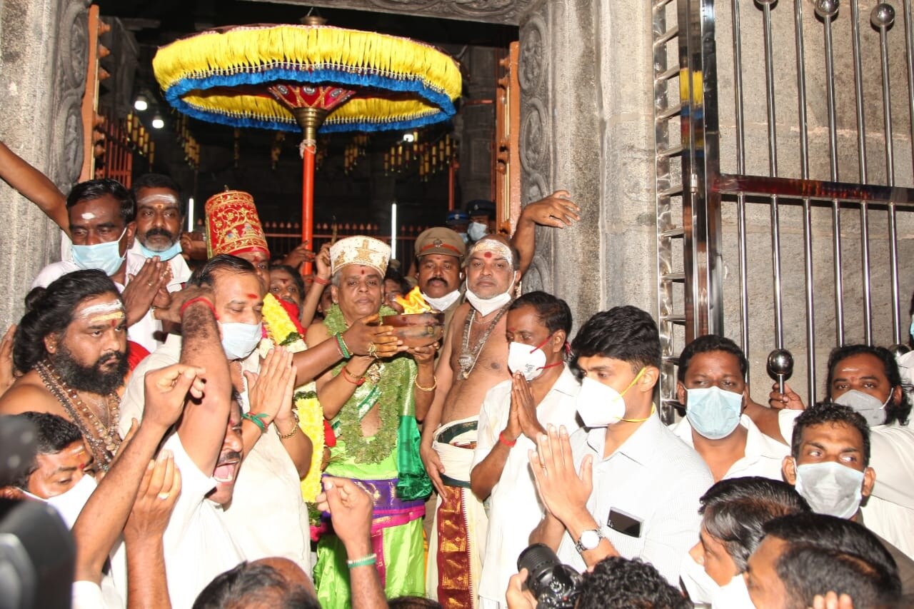 இந்தாண்டு கொரோனா பெரும் தொற்று காரணமாக பொதுமக்கள் யாரும் பரணி தீபம் தரிசனத்தில் கலந்துக்கொள்ள அனுமதிக்கப்படவில்லை. இந்தாண்டு கொரோனா பெரும் தொற்று காரணமாக பொதுமக்கள் யாரும் பரணி தீபம் தரிசனத்தில் கலந்துக்கொள்ள அனுமதிக்கப்படவில்லை.