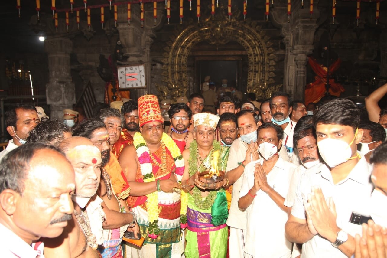 இதனால் பக்தர்கள் யாரும் இன்றி காவல்துறையினர் மற்றும் கோவில் ஊழியர்கள் சிவாச்சாரியார்கள் மட்டுமே கலந்து கொண்டனர். இதனால் பக்தர்கள் யாரும் இன்றி காவல்துறையினர் மற்றும் கோவில் ஊழியர்கள் சிவாச்சாரியார்கள் மட்டுமே கலந்து கொண்டனர்.