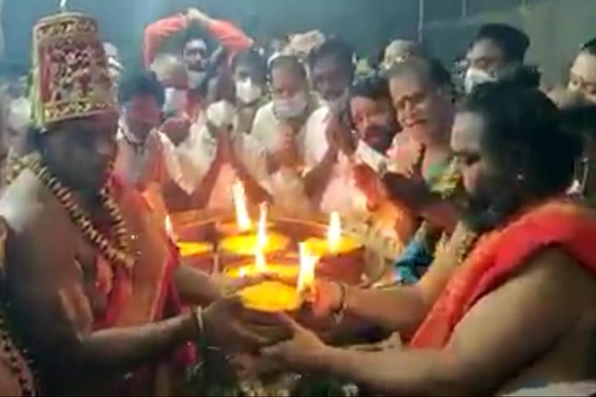 திருவண்ணாமலை அண்ணாமலையார் திருக்கோவில் 3.30 மணி அளவில் ஏகன் அனேகன் ஆக மாறும் தத்துவத்தை விளக்கும் வகையில் அண்ணாமலையார் கோவில் கருவறையில் பரணி தீபம் ஏற்றப்பட்டது. திருவண்ணாமலை அண்ணாமலையார் திருக்கோவில் 3.30 மணி அளவில் ஏகன் அனேகன் ஆக மாறும் தத்துவத்தை விளக்கும் வகையில் அண்ணாமலையார் கோவில் கருவறையில் பரணி தீபம் ஏற்றப்பட்டது.