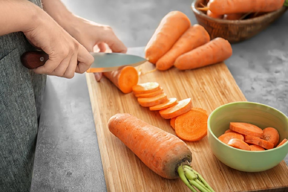 பீட்டா கரோட்டின் : பீட்டா கரோட்டீன் (β-Carotene) தாவரங்களிலும், பழங்களிலும் உள்ள ஒரு அடர்செம்மஞ்சள் நிறமியாகும். இது ஒரு கரிமச் சேர்மமாகும். பீட்டா கரோட்டின் சுற்றுச்சூழலில் ஃப்ரீ ரேடிக்கல்கள் மற்றும் மாசுபடுத்திகள் இருப்பதால் ஏற்படும் பாதிப்புகளை கட்டுப்படுத்த உதவுகிறது. பொதுவாக பீட்டா கரோட்டின் வெந்தயம், கீரைகளில் அதிகம் காணப்படுவதால் இதனை தினமும் உணவில் சேர்த்து கொள்வது ஆரோக்கிய வாழ்விற்கு உதவுகிறது. பீட்டா கரோட்டின் : பீட்டா கரோட்டீன் (β-Carotene) தாவரங்களிலும், பழங்களிலும் உள்ள ஒரு அடர்செம்மஞ்சள் நிறமியாகும். இது ஒரு கரிமச் சேர்மமாகும். பீட்டா கரோட்டின் சுற்றுச்சூழலில் ஃப்ரீ ரேடிக்கல்கள் மற்றும் மாசுபடுத்திகள் இருப்பதால் ஏற்படும் பாதிப்புகளை கட்டுப்படுத்த உதவுகிறது. பொதுவாக பீட்டா கரோட்டின் வெந்தயம், கீரைகளில் அதிகம் காணப்படுவதால் இதனை தினமும் உணவில் சேர்த்து கொள்வது ஆரோக்கிய வாழ்விற்கு உதவுகிறது.