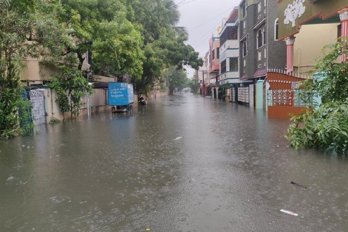 மழைநீர் கடலில் வீணாக கலப்பதை தடுக்க நிபுணர் குழு அமைக்க கோரி வழக்கு