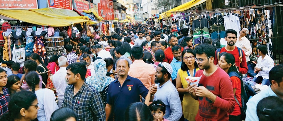 கூட்டம் நிறைந்த மார்க்கெட் : தியாகராய நகர், வண்ணாரப்பேட்டை போன்ற ஆடைகளுக்கான சந்தைகளில் இதுபோன்ற நாட்களில் கூட்டம் அதிகம் சேருவதை தவிர்ப்பதே நல்லது. இங்கு இடைவெளி என்பதை பார்ப்பதே அரிது. கூட்டம் நிறைந்த மார்க்கெட் : தியாகராய நகர், வண்ணாரப்பேட்டை போன்ற ஆடைகளுக்கான சந்தைகளில் இதுபோன்ற நாட்களில் கூட்டம் அதிகம் சேருவதை தவிர்ப்பதே நல்லது. இங்கு இடைவெளி என்பதை பார்ப்பதே அரிது.