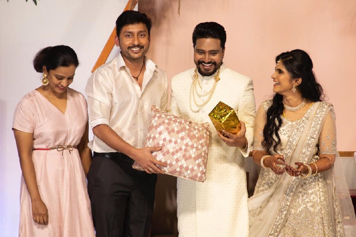 பத்து வருடங்களாக காதலித்த பெண்ணை பிரபல படத்தொகுப்பாளர் கரம்பிடித்துள்ளார். அவருக்கு திரைத்துறை பிரபலங்கள் பலரும் வாழ்த்து தெரிவித்துள்ளனர். பத்து வருடங்களாக காதலித்த பெண்ணை பிரபல படத்தொகுப்பாளர் கரம்பிடித்துள்ளார். அவருக்கு திரைத்துறை பிரபலங்கள் பலரும் வாழ்த்து தெரிவித்துள்ளனர்.