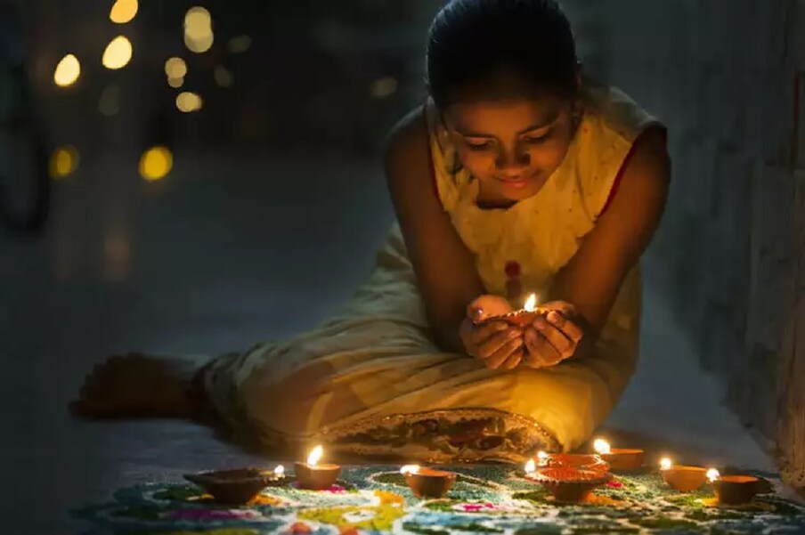  எண்ணெய் விளக்குகள் மற்றும் LED விளக்குகள் : உங்கள் வீட்டை ஒளிரச் செய்ய அகல் விளக்குகள் அல்லது,[object Object],LED விளக்குகளை பயன்படுத்துங்கள். விளக்குகளை வடிவமைக்க உங்கள் குழந்தைகளின் படைப்பாற்றலைப் பயன்படுத்தச் சொல்லுங்கள், இது உங்கள் குடும்பத்தினர் அனைவருக்கும் வேடிக்கையாகவும், ஈடுபாடாகவும் இருக்கும். பண்டிகைக்கு நீங்கள் எண்ணெய்யில் ஏற்றும் தீபத்தை வைப்பது பயனளிக்கும். மேலும் மீண்டும் பயன்படுத்தக்கூடிய LED விளக்குகளையும் நீங்கள் பயன்படுத்தலாம். மற்ற விளக்குகளுடன் ஒப்பிடும்போது அவை குறைந்த ஆற்றலைப் பயன்படுத்துவதால் மாசுபாடு குறைவாக உள்ளன.