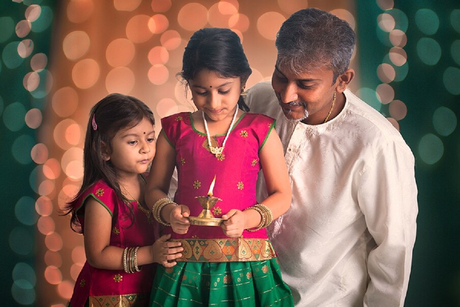  கொரோனா என்னும் கொடிய அரக்கனிடம் பல மாதங்களாக சிக்கித் தவிக்கும் மக்கள் தீபாவளி பண்டிகையை தங்கள் நண்பர்கள் மற்றும் குடும்பத்தினருடன் கொண்டாடுவதில் உற்சாகமாக உள்ளனர். தீப ஒளி என்று அழைக்கப்படும் இந்த திருவிழா, நம்பிக்கை, விளக்கு, அன்பு, புதுமை, மாற்றம், மற்றும் பரிசு என பலவற்றை நமக்கு அளிக்கிறது. இந்த சந்தர்ப்பத்தில், மக்கள் விளக்குகள், இனிப்புகள் மற்றும் பரிசுகளை பரிமாறிக்கொள்கிறார்கள்.