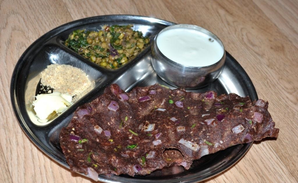 உணவு உட்கொள்ளலை அதிகரித்தல் : பழங்கள், காய்கறிகள், முழு கோதுமை ரொட்டி சாப்பிடுவதால் கார்போஹைட்ரேட் கிடைக்கும். புரதத்தைப் பொறுத்தவரை, உங்கள் உணவில் மீன், கடல் உணவு, கோழி, ஆட்டிறைச்சி, முட்டை ஆகியவற்றை சேர்ப்பது நல்லது. நட்ஸ், பருப்பு, பயறு, முளைகட்டிய தானியங்கள் மற்றும் பயறுகள், உலர்பழங்களைச் சாப்பிடலாம். எண்ணெயில் பொரித்த, வறுத்த உணவுகளைத் தவிர்ப்பது நல்லது. உடலுக்குத் தேவையான ஆற்றலைத் தருவது கார்போஹைட்ரேட்கள்தான். இவை தானிய உணவுகளில் அதிகம் உள்ளன. முழுதானிய உணவுகள் அல்லது சிறுதானிய உணவுகளைக் கொஞ்சம் அதிகமாகச் சேர்த்துக் கொள்ளலாம். உணவு உட்கொள்ளலை அதிகரித்தல் : பழங்கள், காய்கறிகள், முழு கோதுமை ரொட்டி சாப்பிடுவதால் கார்போஹைட்ரேட் கிடைக்கும். புரதத்தைப் பொறுத்தவரை, உங்கள் உணவில் மீன், கடல் உணவு, கோழி, ஆட்டிறைச்சி, முட்டை ஆகியவற்றை சேர்ப்பது நல்லது. நட்ஸ், பருப்பு, பயறு, முளைகட்டிய தானியங்கள் மற்றும் பயறுகள், உலர்பழங்களைச் சாப்பிடலாம். எண்ணெயில் பொரித்த, வறுத்த உணவுகளைத் தவிர்ப்பது நல்லது. உடலுக்குத் தேவையான ஆற்றலைத் தருவது கார்போஹைட்ரேட்கள்தான். இவை தானிய உணவுகளில் அதிகம் உள்ளன. முழுதானிய உணவுகள் அல்லது சிறுதானிய உணவுகளைக் கொஞ்சம் அதிகமாகச் சேர்த்துக் கொள்ளலாம்.