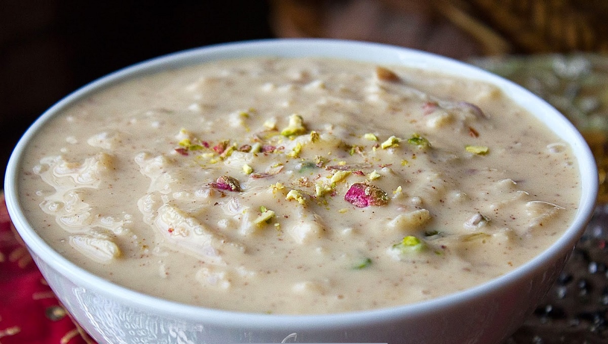 2. ஆப்பிள் கீர் : பண்டிகை காலங்களில் கீர் முக்கியமான சிற்றுண்டியாகும். தீபாவளி அன்று ஏராளமான பலகாரங்கள் சாப்பிட இருக்கும் என்பதால் மாலை நேரத்தில் மக்கள் ஒரு சூடான கப் கீரை சாப்பிட விரும்புவார்கள். அதற்கு ஆப்பிள் கீர் ஒரு சிறந்த தேர்வாக இருக்கும். இதற்கு நீங்கள் ஆப்பிள்கள், வெல்லம் தூள், தேங்காய் பால் மற்றும் பாதம் பருப்புகளை கொண்டு கீர்ரை தயார் செய்யலாம். எல்லோரும் விரும்பி சாப்பிட இது ஒரு ஆரோக்கியமான இனிப்பு உணவாக இருக்கும். இதில் நீங்கள் ஏலக்ககாய் கொண்டும் அலங்கரிக்கலாம். 2. ஆப்பிள் கீர் : பண்டிகை காலங்களில் கீர் முக்கியமான சிற்றுண்டியாகும். தீபாவளி அன்று ஏராளமான பலகாரங்கள் சாப்பிட இருக்கும் என்பதால் மாலை நேரத்தில் மக்கள் ஒரு சூடான கப் கீரை சாப்பிட விரும்புவார்கள். அதற்கு ஆப்பிள் கீர் ஒரு சிறந்த தேர்வாக இருக்கும். இதற்கு நீங்கள் ஆப்பிள்கள், வெல்லம் தூள், தேங்காய் பால் மற்றும் பாதம் பருப்புகளை கொண்டு கீர்ரை தயார் செய்யலாம். எல்லோரும் விரும்பி சாப்பிட இது ஒரு ஆரோக்கியமான இனிப்பு உணவாக இருக்கும். இதில் நீங்கள் ஏலக்ககாய் கொண்டும் அலங்கரிக்கலாம்.