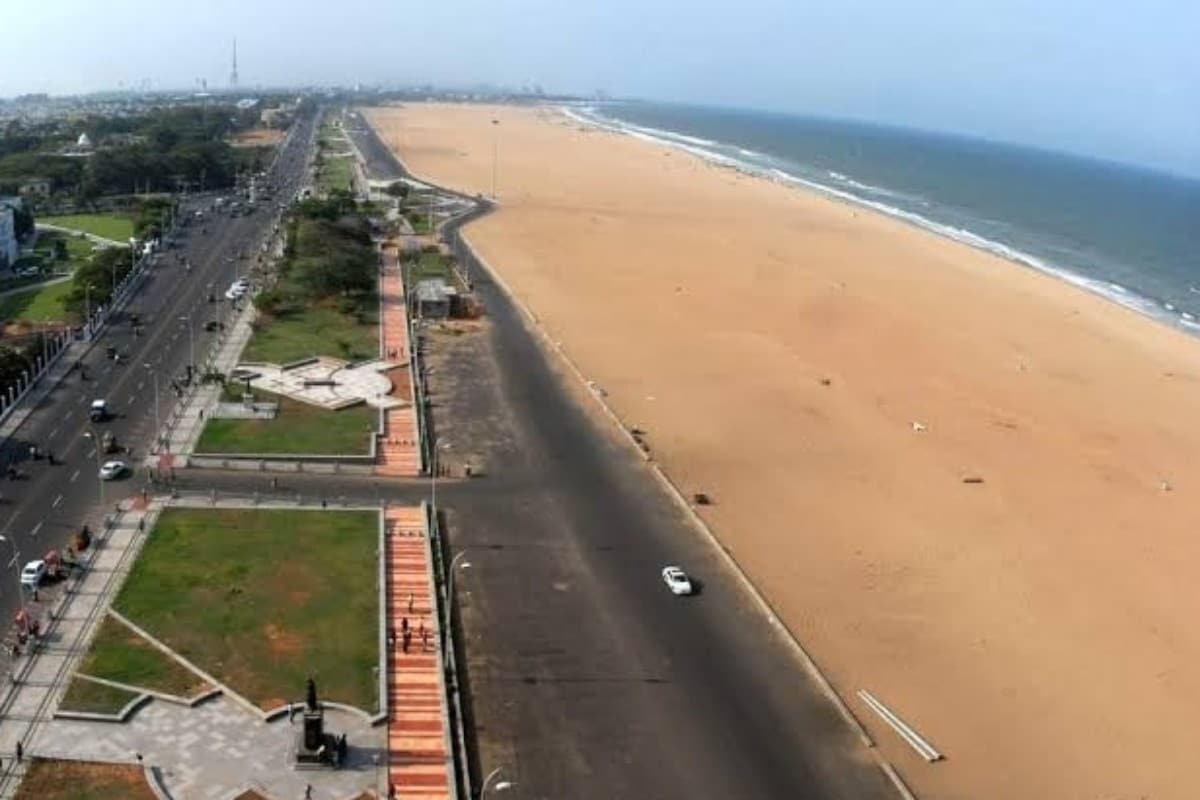 கொரோனா பரவலை தடுக்கும் பொருட்டு தமிழகத்தில் டிசம்பர் 31 வரை பொது ஊரடங்கு நீட்டிக்கப்படுவதாக முதலமைச்சர் எடப்பாடி பழனிசாமி அறிவித்துள்ளார். அதேசமயம், மெரினா கடற்கரை உட்பட சுற்றுலா தலங்களுக்கு அனுமதி உள்ளிட்ட தளவர்களும் அறிவிக்கப்பட்டுள்ளன. டிசம்பர் மாதத்திற்கான தளர்வுகள் வரிசையாக கொடுக்கப்பட்டுள்ளன. கொரோனா பரவலை தடுக்கும் பொருட்டு தமிழகத்தில் டிசம்பர் 31 வரை பொது ஊரடங்கு நீட்டிக்கப்படுவதாக முதலமைச்சர் எடப்பாடி பழனிசாமி அறிவித்துள்ளார். அதேசமயம், மெரினா கடற்கரை உட்பட சுற்றுலா தலங்களுக்கு அனுமதி உள்ளிட்ட தளவர்களும் அறிவிக்கப்பட்டுள்ளன. டிசம்பர் மாதத்திற்கான தளர்வுகள் வரிசையாக கொடுக்கப்பட்டுள்ளன.