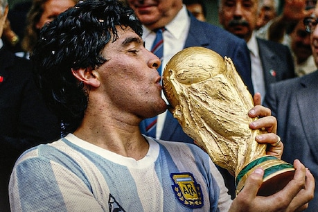 கால்பந்தின் காட்ஃபாதர் மரடோனா மரணம் - ரசிகர்கள் சோகம் | Argentinian  Football Legend Diego Maradona passes away after suffering a heart attack–  News18 Tamil