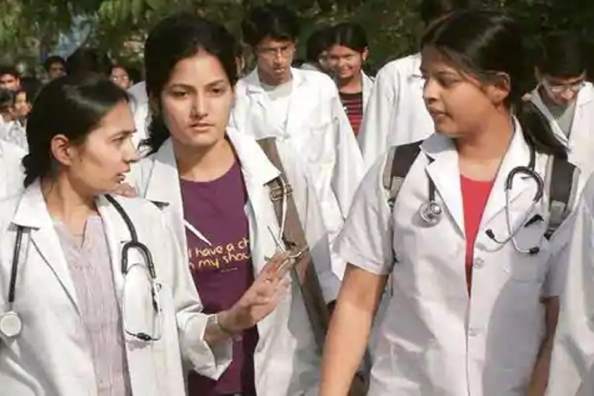  நிவர் புயல் காரணமாக செவ்வாய்கிழமை நடைபெறவிருந்த மருத்துவ கலந்தாய்வு நவம்பர் 30-ஆம் தேதிக்கு ஒத்தி வைக்கப்படுவதாக தமிழக அரசு அறிவித்துள்ளது.