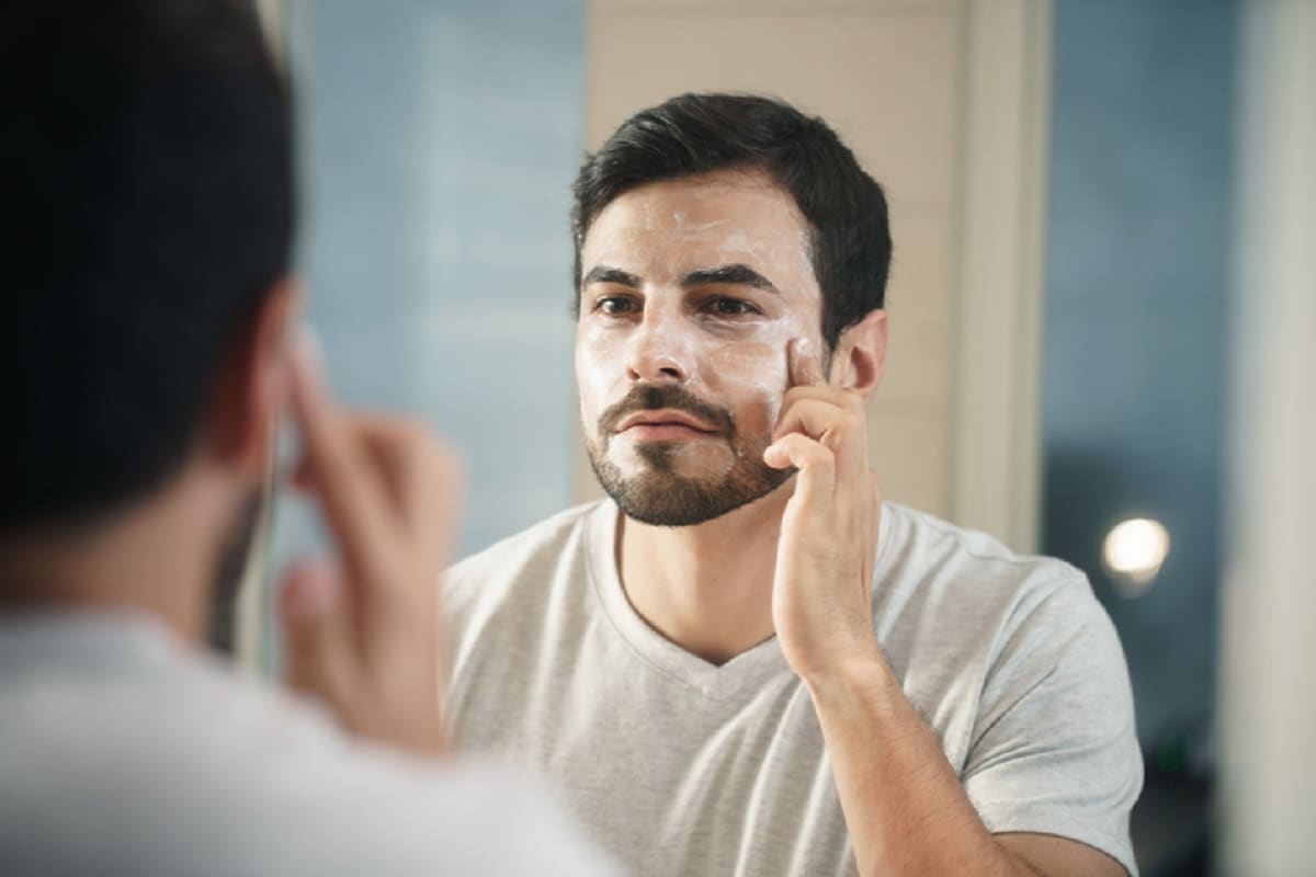 5. சன்ஸ்கிரீன் தடவவும் (Apply sunscreen underneath your beard): உங்கள் தாடியில் சன்ஸ்கிரீனைப் பயன்படுத்துங்கள். ஏனென்றால் கடுமையான சூரியக் கதிர் முடியில் அடியில் ஸ்ப்ளிட் எண்ட்ஸை விட்டுச்செல்கிறது. இதனால் அது வறண்டு, உடையக்கூடியதாக இருக்கும். சன்ஸ்கிரீன் பயன்பாடு உங்கள் தாடியை சேதத்திலிருந்து பாதுகாப்பதோடு மட்டுமல்லாமல், உங்கள் முடியை மென்மையாக்குவதோடு, பளபளப்பாகவும் வைத்திருக்க உதவுகிறது. 5. சன்ஸ்கிரீன் தடவவும் (Apply sunscreen underneath your beard): உங்கள் தாடியில் சன்ஸ்கிரீனைப் பயன்படுத்துங்கள். ஏனென்றால் கடுமையான சூரியக் கதிர் முடியில் அடியில் ஸ்ப்ளிட் எண்ட்ஸை விட்டுச்செல்கிறது. இதனால் அது வறண்டு, உடையக்கூடியதாக இருக்கும். சன்ஸ்கிரீன் பயன்பாடு உங்கள் தாடியை சேதத்திலிருந்து பாதுகாப்பதோடு மட்டுமல்லாமல், உங்கள் முடியை மென்மையாக்குவதோடு, பளபளப்பாகவும் வைத்திருக்க உதவுகிறது.