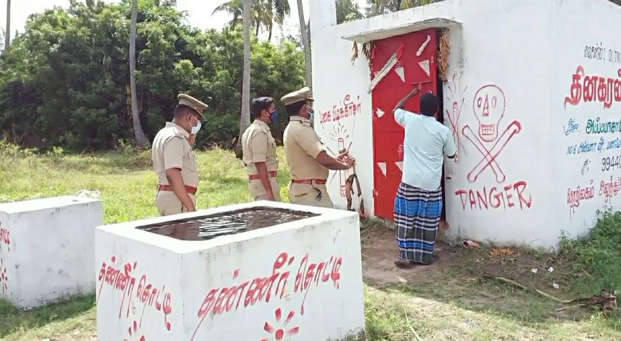  ஏற்கனவே உச்சநீதிமன்றம் தமிழக மற்றும் புதுச்சேரி மாநிலங்களில் தீபாவளி அன்று 2 மணிநேரம் மட்டுமே பட்டாசு வெடிக்க அனுமதி என்று உத்தரவிட்டுள்ளது.