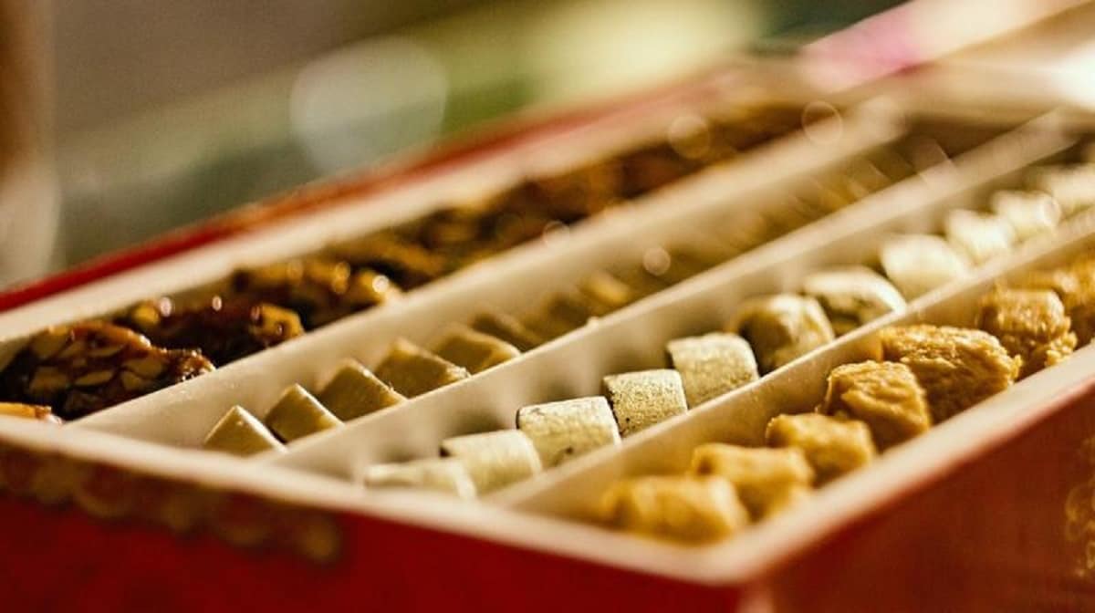 முன்கூட்டியே திட்டமிடுங்கள் : நீங்கள் எந்தவொரு நிகழ்விற்கும் வருவதற்கு முன்பு, நீங்கள் என்ன சாப்பிடுவீர்கள் என்பதற்கான திட்டத்தை வைத்திருங்கள். எடுத்துக்காட்டாக, தின்பண்டங்கள் மட்டுமே இருக்கும் என்று உங்களுக்குத் தெரிந்தால், கலோரிகளில் குறைவானவற்றைத் தேர்ந்தெடுக்கத் திட்டமிடுங்கள், காய்கறிகள் மற்றும் குறைவான புரதங்கள் இரத்த சர்க்கரையை அதிகரிக்காது. மறைக்கப்பட்ட கலோரிகள், உப்பு அல்லது சர்க்கரை சேர்க்கக்கூடிய சாஸ்கள் குறித்து எச்சரிக்கையாக இருங்கள். உங்கள் உணவை நேரத்திற்கு முன்பே திட்டமிட ஆன்லைன் உணவக மெனுக்களைப் பார்ப்பதன் மூலமும் நீங்கள் திட்டமிடலாம். முன்கூட்டியே திட்டமிடுங்கள் : நீங்கள் எந்தவொரு நிகழ்விற்கும் வருவதற்கு முன்பு, நீங்கள் என்ன சாப்பிடுவீர்கள் என்பதற்கான திட்டத்தை வைத்திருங்கள். எடுத்துக்காட்டாக, தின்பண்டங்கள் மட்டுமே இருக்கும் என்று உங்களுக்குத் தெரிந்தால், கலோரிகளில் குறைவானவற்றைத் தேர்ந்தெடுக்கத் திட்டமிடுங்கள், காய்கறிகள் மற்றும் குறைவான புரதங்கள் இரத்த சர்க்கரையை அதிகரிக்காது. மறைக்கப்பட்ட கலோரிகள், உப்பு அல்லது சர்க்கரை சேர்க்கக்கூடிய சாஸ்கள் குறித்து எச்சரிக்கையாக இருங்கள். உங்கள் உணவை நேரத்திற்கு முன்பே திட்டமிட ஆன்லைன் உணவக மெனுக்களைப் பார்ப்பதன் மூலமும் நீங்கள் திட்டமிடலாம்.