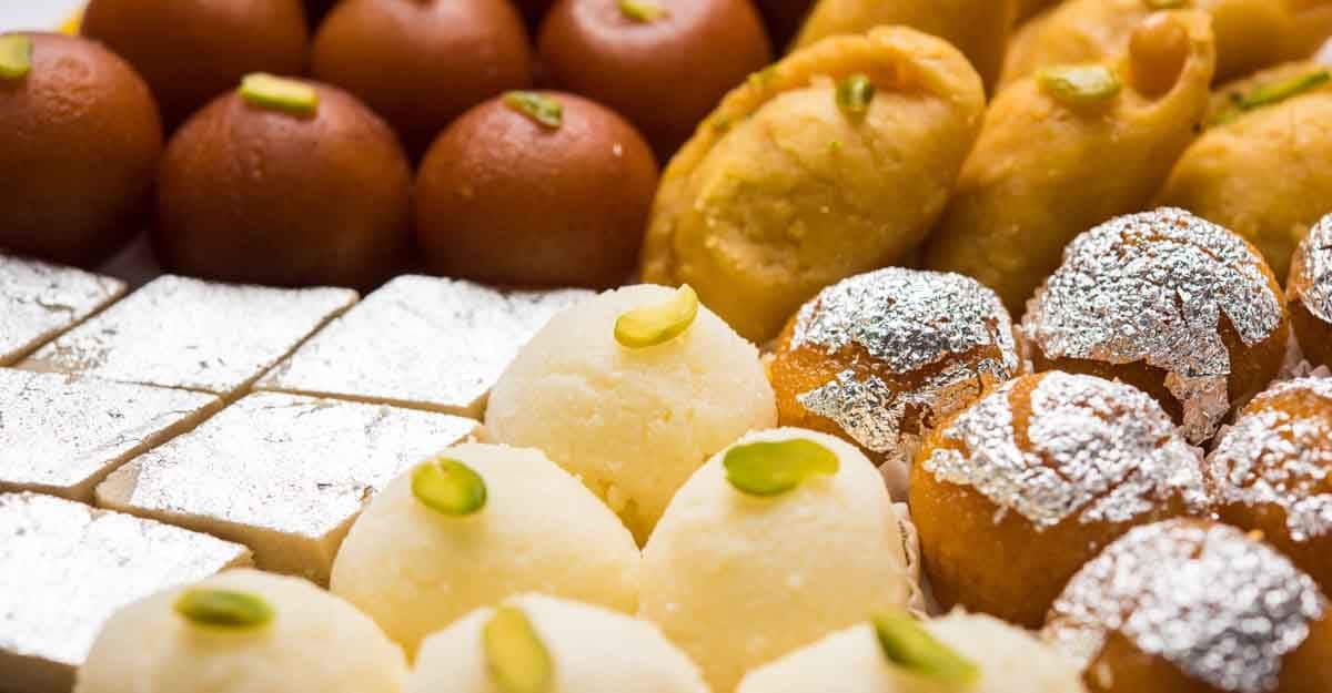 பொதுவாக இந்திய திருவிழாக்கள் வண்ணங்கள், கொண்டாட்டம், உணவு மற்றும் மகிழ்ச்சி ஆகியவற்றுடன் நமது கலாச்சாரத்தை பிரதிபலிக்கின்றன, மேலும் இதன் நேர்மறையான தாக்கத்தை நம்மால் அளவிட முடியாது. ஒரு நபருக்கு நாள்பட்ட சுகாதார நிலை இருந்தாலும் இல்லாவிட்டாலும், திடீரென்று ஒரு நாள் கூத்தைப்போல் அவரின் நலத்தை பறிக்க பண்டிகைகள் காரணமாகிவிடக் கூடாது. பொதுவாக இந்திய திருவிழாக்கள் வண்ணங்கள், கொண்டாட்டம், உணவு மற்றும் மகிழ்ச்சி ஆகியவற்றுடன் நமது கலாச்சாரத்தை பிரதிபலிக்கின்றன, மேலும் இதன் நேர்மறையான தாக்கத்தை நம்மால் அளவிட முடியாது. ஒரு நபருக்கு நாள்பட்ட சுகாதார நிலை இருந்தாலும் இல்லாவிட்டாலும், திடீரென்று ஒரு நாள் கூத்தைப்போல் அவரின் நலத்தை பறிக்க பண்டிகைகள் காரணமாகிவிடக் கூடாது.