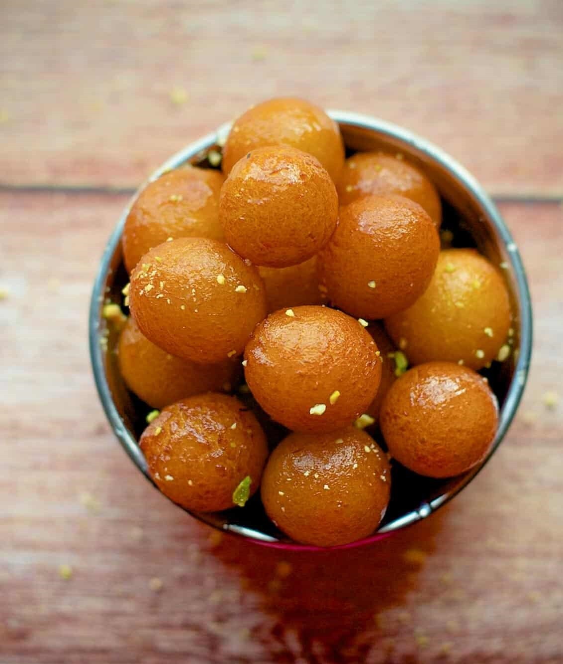 பண்டிகைகள் என்றால் உண்ணாவிரதம், விருந்து அல்லது சில சந்தர்ப்பங்களில் இரண்டையும் அவை உள்ளடக்கியிருக்கும். இதுபோன்ற நேரங்களில் நீரிழிவு நோயாளிகள் அவர்களின் உடல் நிலையை கருத்தில் கொள்ளவேண்டும். பண்டிகைக்கு முந்தைய சர்க்கரை கட்டுப்பாட்டை உறுதிசெய்வது, உங்களுக்கு உண்ணாவிரதம் தேவையா, இல்லையா என்பதை உங்கள் மருத்துவரிடம் கலந்துரையாடுங்கள், சர்க்கரை இனிப்புகள் மற்றும் பிற கார்போஹைட்ரேட் நிறைந்த தின்பண்டங்கள் தவிர்க்கப்படுவதா அல்லது அவற்றை குறைவாக உண்பதா என்பதை தீர்க்கமாக முடிவெடுக்கவேண்டும். இதுபோன்ற நேரங்களில் உடற்பயிற்சி மிகவும் அத்தியாவசியம். பண்டிகைகள் என்றால் உண்ணாவிரதம், விருந்து அல்லது சில சந்தர்ப்பங்களில் இரண்டையும் அவை உள்ளடக்கியிருக்கும். இதுபோன்ற நேரங்களில் நீரிழிவு நோயாளிகள் அவர்களின் உடல் நிலையை கருத்தில் கொள்ளவேண்டும். பண்டிகைக்கு முந்தைய சர்க்கரை கட்டுப்பாட்டை உறுதிசெய்வது, உங்களுக்கு உண்ணாவிரதம் தேவையா, இல்லையா என்பதை உங்கள் மருத்துவரிடம் கலந்துரையாடுங்கள், சர்க்கரை இனிப்புகள் மற்றும் பிற கார்போஹைட்ரேட் நிறைந்த தின்பண்டங்கள் தவிர்க்கப்படுவதா அல்லது அவற்றை குறைவாக உண்பதா என்பதை தீர்க்கமாக முடிவெடுக்கவேண்டும். இதுபோன்ற நேரங்களில் உடற்பயிற்சி மிகவும் அத்தியாவசியம்.