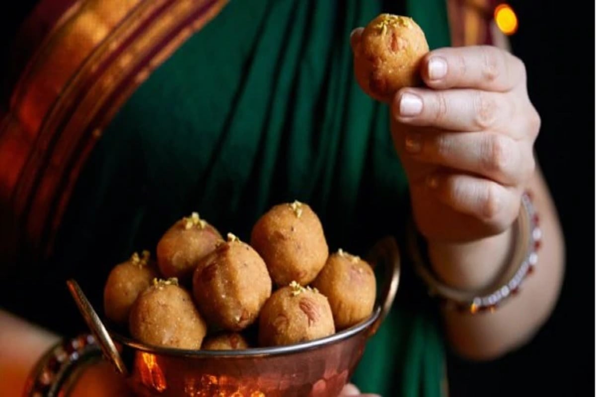 தீபாவளி பண்டிகை என்றாலே நமக்கு நினைவுக்கு வருவது புத்தாடைகள், பட்டாசுகள் மற்றும் இனிப்புகள் நிறைந்த சுவையான பலகாரங்கள் தான். தீபாவளி திருநாள் இனிப்புகளை சாப்பிடாமல் இது ஒருபோதும் முழுமையடையாது. இருப்பினும், கடைகளில் இனிப்புகளை வாங்கி சாப்பிடுவது மிகவும் ஆரோக்கியமற்றது. அவற்றில் அதிக அளவு சர்க்கரை இருப்பது மட்டுமல்லாமல், கலப்படம் செய்திருக்கும் அபாயமும் அதிகம். தீபாவளி பண்டிகை என்றாலே நமக்கு நினைவுக்கு வருவது புத்தாடைகள், பட்டாசுகள் மற்றும் இனிப்புகள் நிறைந்த சுவையான பலகாரங்கள் தான். தீபாவளி திருநாள் இனிப்புகளை சாப்பிடாமல் இது ஒருபோதும் முழுமையடையாது. இருப்பினும், கடைகளில் இனிப்புகளை வாங்கி சாப்பிடுவது மிகவும் ஆரோக்கியமற்றது. அவற்றில் அதிக அளவு சர்க்கரை இருப்பது மட்டுமல்லாமல், கலப்படம் செய்திருக்கும் அபாயமும் அதிகம்.