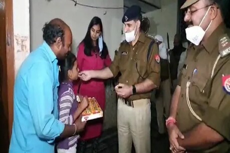 தடையை மீறி பட்டாசு கடை வைத்தவர் கைது: தந்தையை விடுவிக்குமாறு கதறிய சிறுமி- இனிப்புகள் வழங்கி சமாதானம் செய்த போலீஸ் தடையை மீறி பட்டாசு கடை வைத்தவர் கைது: தந்தையை விடுவிக்குமாறு கதறிய சிறுமி- இனிப்புகள் வழங்கி சமாதானம் செய்த போலீஸ்