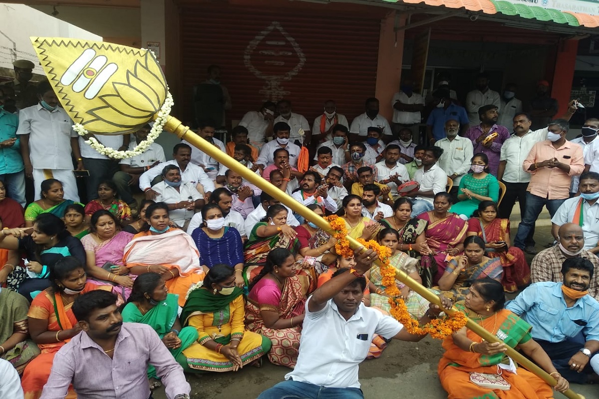 அரோகரா கோஷமிட்டு, பஜனை பாடி கண்டனம் தெரிவித்த பாஜகவினர்..