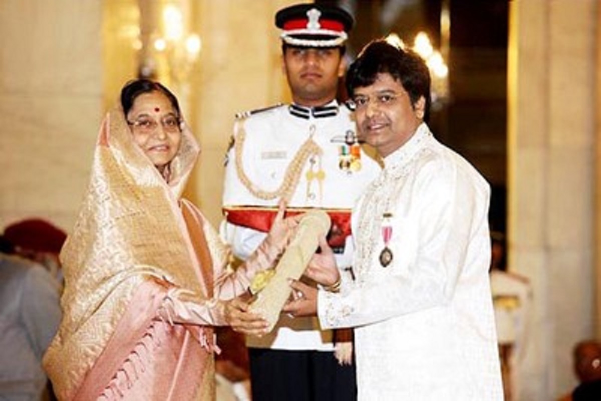  கலைத்துறையில் விவேக்கின் 30 ஆண்டுகால சேவையைப் பாராட்டி அவருக்கு மத்திய அரசு பத்மஸ்ரீ விருதும் வழங்கி உள்ளது.
