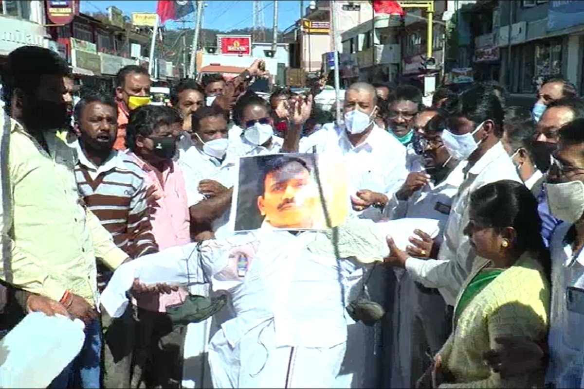 ஆ.ராசாவின் உருவ பொம்மையை எரித்து அதிமுகவினர் ஆர்ப்பாட்டம்