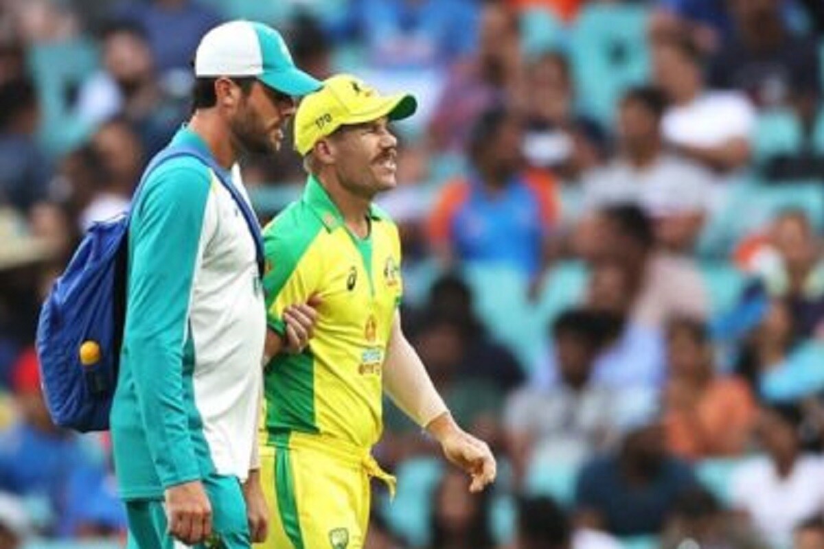 இந்திய அணிக்கு எதிரான 2-வது போட்டியில் ஆஸ்திரேலிய அணியின் தொடக்க வீரர் டேவிட் வார்னா் காயமடைந்தார். இந்திய அணிக்கு எதிரான 2-வது போட்டியில் ஆஸ்திரேலிய அணியின் தொடக்க வீரர் டேவிட் வார்னா் காயமடைந்தார்.
