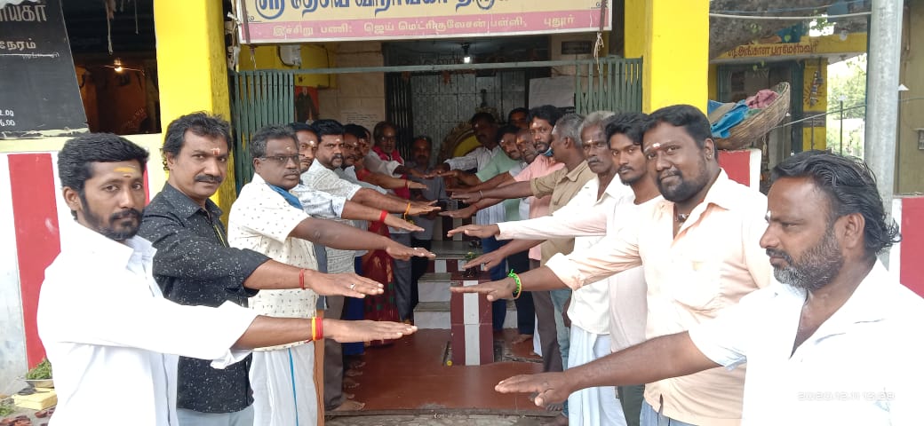 உறுதிமொழி ஏற்ற ரசிகர்கள்.
