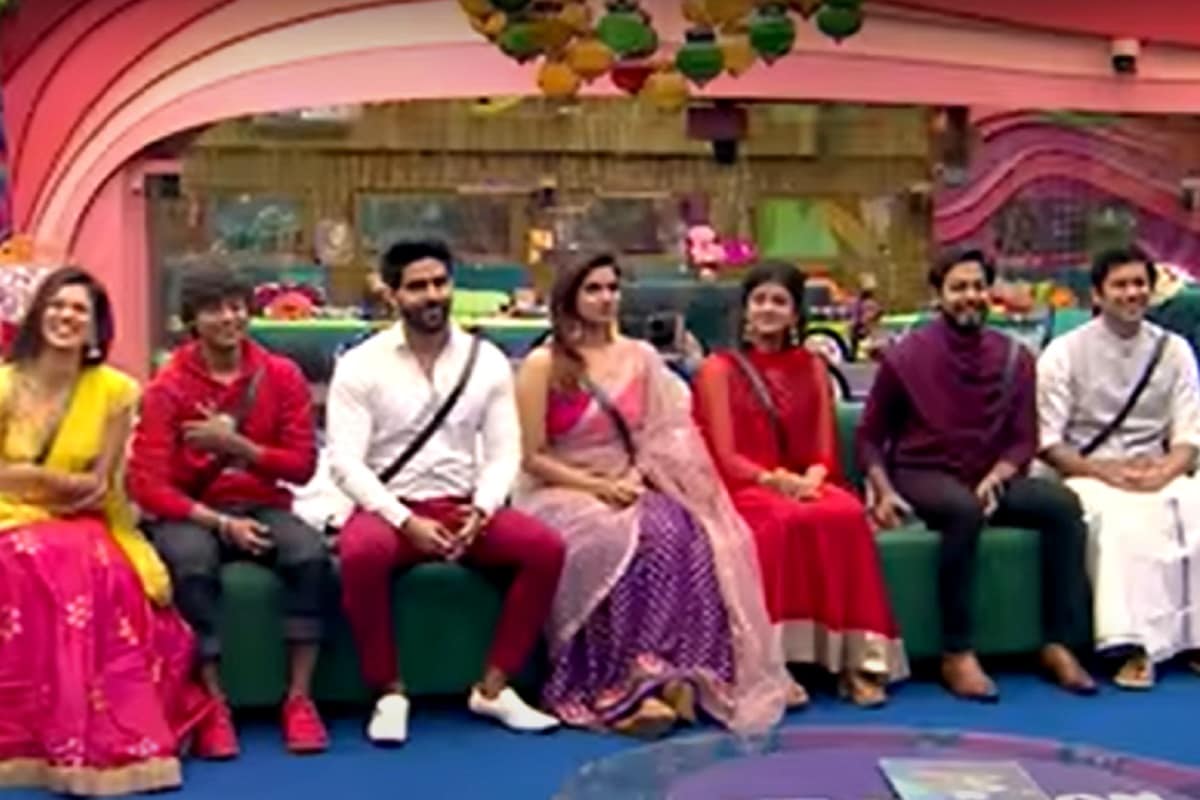 பிக்பாஸ் 4 இறுதி நிகழ்ச்சியின் போது இதில் கலந்து கொண்ட அனைத்து போட்டியாளர்களுக்கும் அவர்களுக்கு ஏற்ற விருது வழங்கப்பட்டு சிறப்பிக்கப்பட்டது. பிக்பாஸ் 4 இறுதி நிகழ்ச்சியின் போது இதில் கலந்து கொண்ட அனைத்து போட்டியாளர்களுக்கும் அவர்களுக்கு ஏற்ற விருது வழங்கப்பட்டு சிறப்பிக்கப்பட்டது.