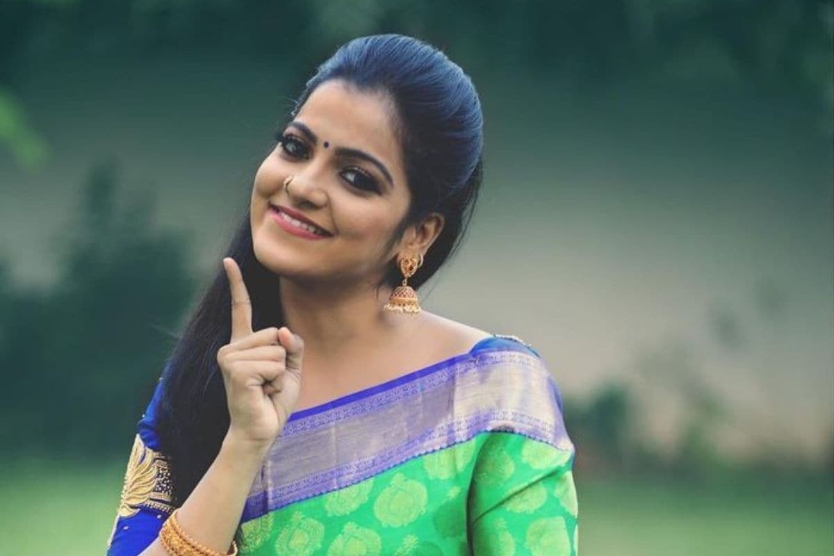 பிரபல தொகுப்பாளினியும், சீரியல் நடிகையுமான சித்ரா கடந்த டிசம்பர் 9-ம் தேதி நசரத்பேட்டை அருகே உள்ள நட்சத்திர ஓட்டலில் தூக்கிட்டு தற்கொலை செய்து கொண்டார். பிரபல தொகுப்பாளினியும், சீரியல் நடிகையுமான சித்ரா கடந்த டிசம்பர் 9-ம் தேதி நசரத்பேட்டை அருகே உள்ள நட்சத்திர ஓட்டலில் தூக்கிட்டு தற்கொலை செய்து கொண்டார்.