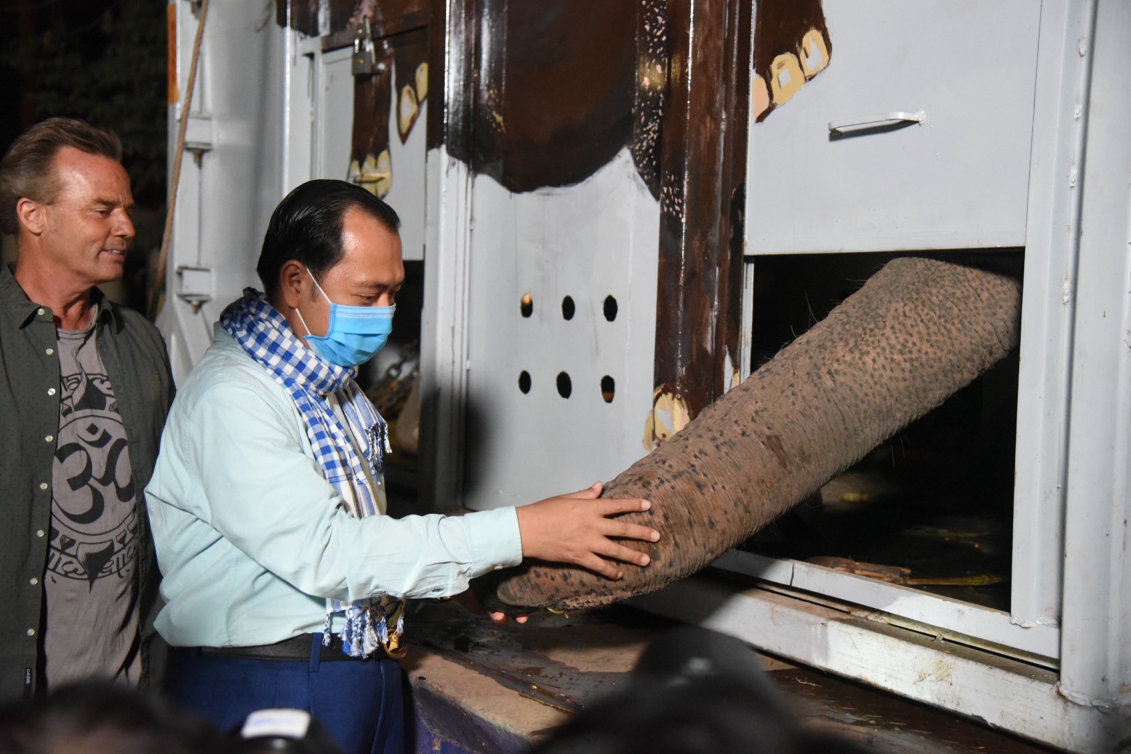 கடந்த 8 ஆண்டுகளாக சொல்லமுடியாத துயரத்திலும், கவனிப்பின்றி, சுவற்றில் முட்டி, முட்டி தனிமையை வெளிப்படுத்தி வந்த காவன் நேற்று முன் தினம் கம்போடியாவுக்கு விமானத்தில் பறந்தது. கடந்த 8 ஆண்டுகளாக சொல்லமுடியாத துயரத்திலும், கவனிப்பின்றி, சுவற்றில் முட்டி, முட்டி தனிமையை வெளிப்படுத்தி வந்த காவன் நேற்று முன் தினம் கம்போடியாவுக்கு விமானத்தில் பறந்தது.