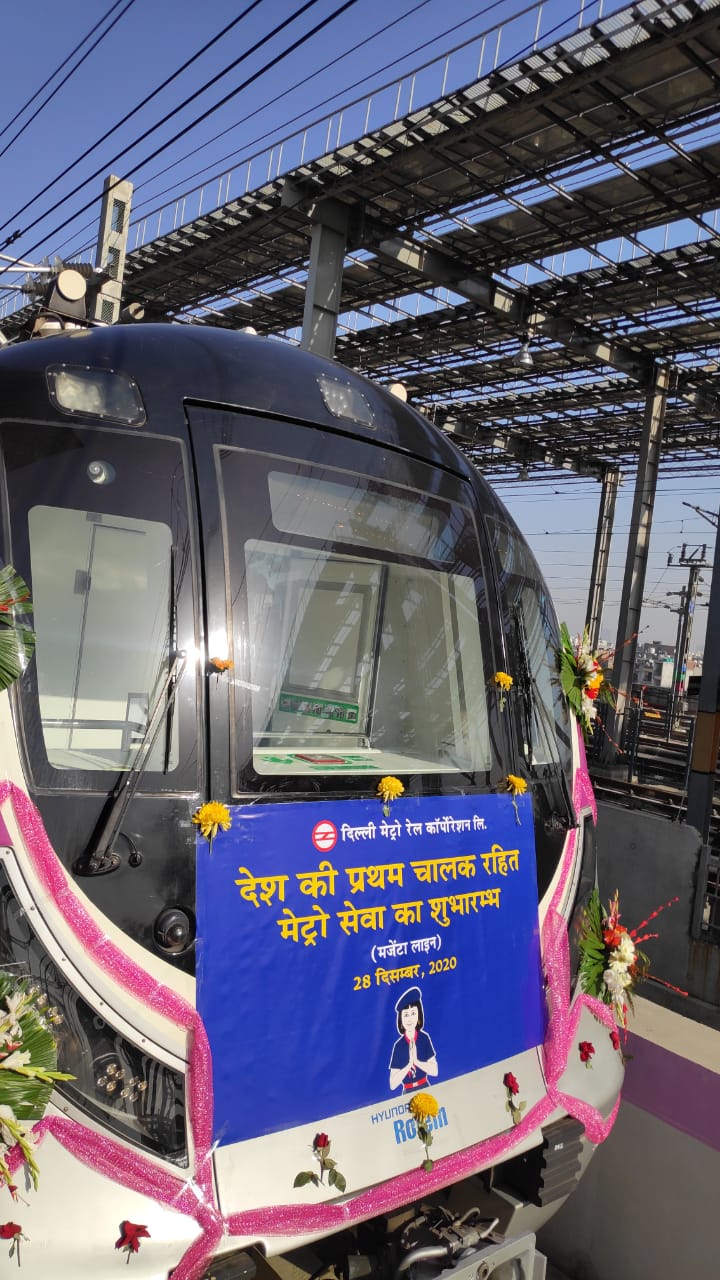  ரயில் நிலையம் மற்றும் தண்டவாளம் பற்றிய தகவல்களை வழித்தடத்தில் உள்ள கணிணி கட்டுப்பாட்டு மையத்தோடு பகிர்ந்து கொள்கிறது. இரண்டு கணிணிகளும் தரும் தகவல்களின் அடிப்படையில் ரயிலில் உள்ள கணிணி ரயிலை இயக்குகிறது.