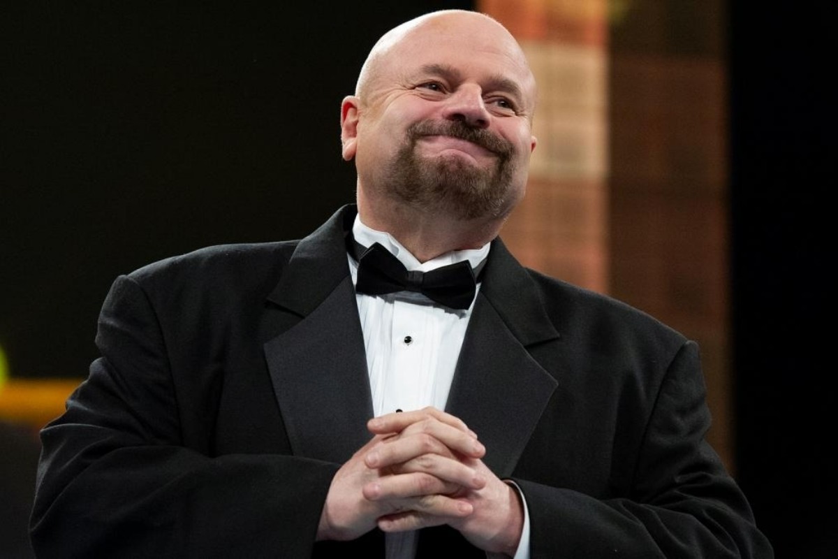  WWE Hall of Famer மற்றும் மல்யுத்த போட்டிகளின் முக்கிய அறிவிப்பாளராக செயல்பட்டு வந்த ஹோவர்ட் ஃபிங்கல் கடந்த ஏப்ரல் மாதம் தனது 69 வயதில் காலமானார். அன்பாக ‘தி ஃபிங்க்’ என்று அழைக்கப்படும் ஃபிங்கெல், நியூஜெர்சியிலுள்ள நெவார்க்கைச் சேர்ந்தவர். மேலும் அவர் “விளையாட்டு-பொழுதுபோக்கு வரலாறு குறித்த பரந்த அறிவுக்கு” WWE அலுவலத்தில் பணியாற்றி வந்தார்.