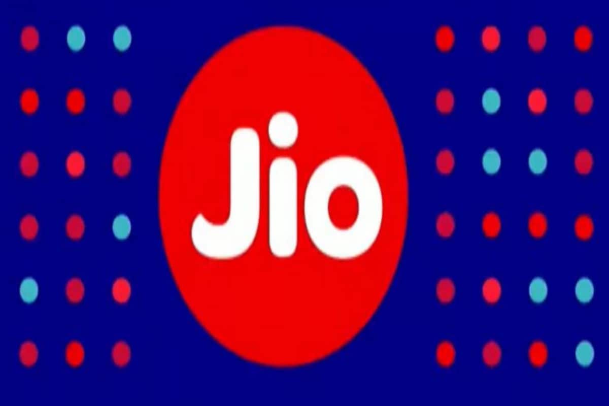 நெட்வொர்க் சந்தையில் ஜியோ என்ட்ரியான பிறகு, நாட்டின் தொலைத்தொடர்பு துறை புதிய பரிமாணத்தை எட்டியது எனலாம். ஆண்டுதோறும் புதிய அறிவிப்புகள் மூலம் வாடிக்கையாளர்களை தன்வசபடுத்தி, ஜியோவின் மார்க்கெட்டை விரிவுபடுத்தி வரும் ரிலையன்ஸ் நிறுவனம் இந்த ஆண்டும் பல கவர்ச்சிகரமான அறிவிப்புகளை வெளியிட்டுள்ளது. 5 ஜி நெட்வொர்க்கை நோக்கி உலகம் நகர்ந்து வரும் சூழலில் இந்தியாவில் சுமார் 300 மில்லியன் பேர் இன்னும் 2 ஜி நெட்வொர்கை மட்டுமே பயன்படுத்தி வருகின்றனர். நெட்வொர்க் சந்தையில் ஜியோ என்ட்ரியான பிறகு, நாட்டின் தொலைத்தொடர்பு துறை புதிய பரிமாணத்தை எட்டியது எனலாம். ஆண்டுதோறும் புதிய அறிவிப்புகள் மூலம் வாடிக்கையாளர்களை தன்வசபடுத்தி, ஜியோவின் மார்க்கெட்டை விரிவுபடுத்தி வரும் ரிலையன்ஸ் நிறுவனம் இந்த ஆண்டும் பல கவர்ச்சிகரமான அறிவிப்புகளை வெளியிட்டுள்ளது. 5 ஜி நெட்வொர்க்கை நோக்கி உலகம் நகர்ந்து வரும் சூழலில் இந்தியாவில் சுமார் 300 மில்லியன் பேர் இன்னும் 2 ஜி நெட்வொர்கை மட்டுமே பயன்படுத்தி வருகின்றனர்.